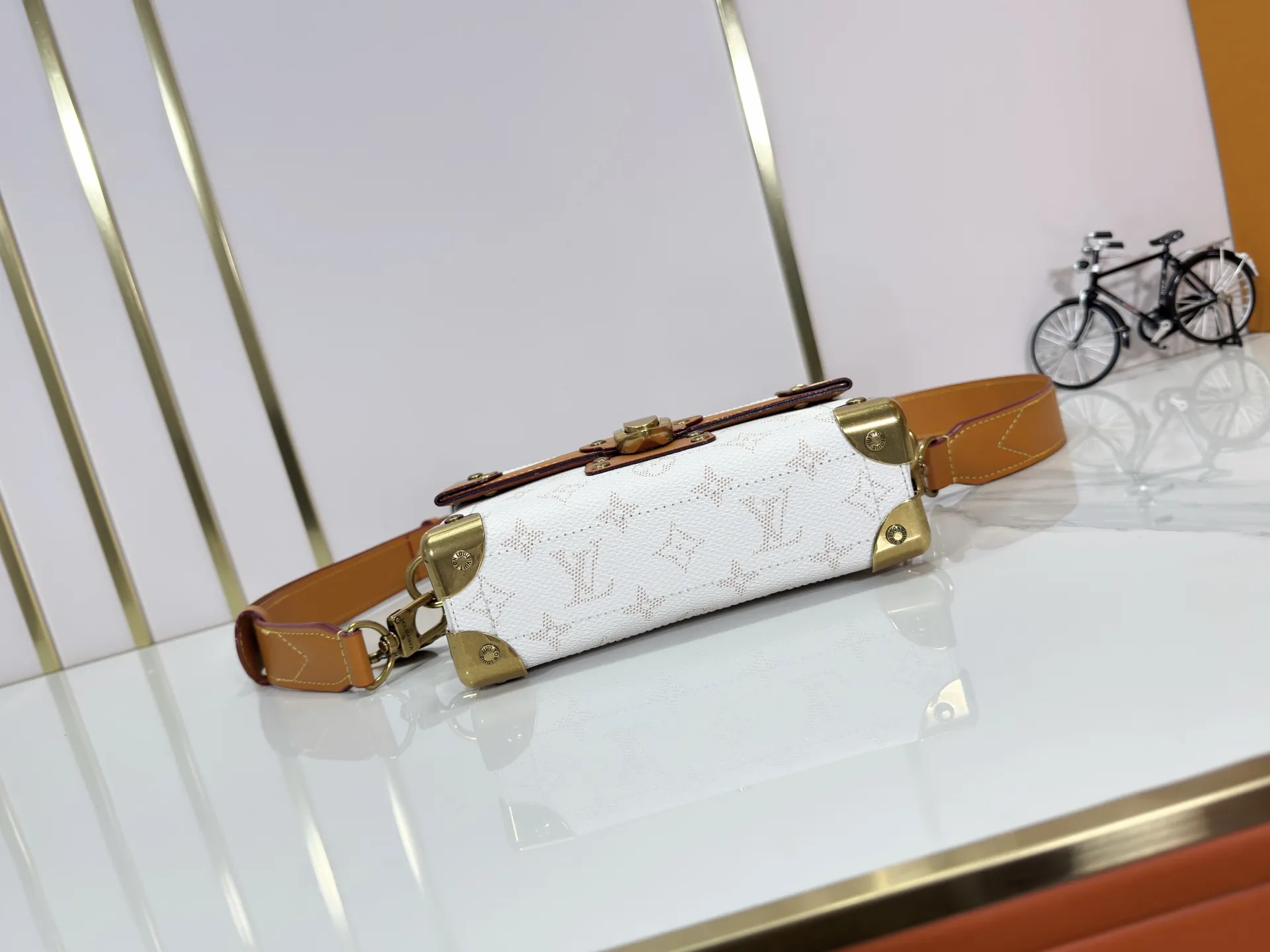 P320 Upgraded Original M15035 M13871 M11743 M11516 M11535 M12686 This Soul Trunk handbag is crafted by Pharrell Williams and is made of flexible LV Colorado cow leather with a grained texture. The Tumbler's magnetic clasp, rivets and top handles harken back to classic hard case elements, while a removable and adjustable shoulder strap completes the sophisticated details. Size: 19x15x7cm