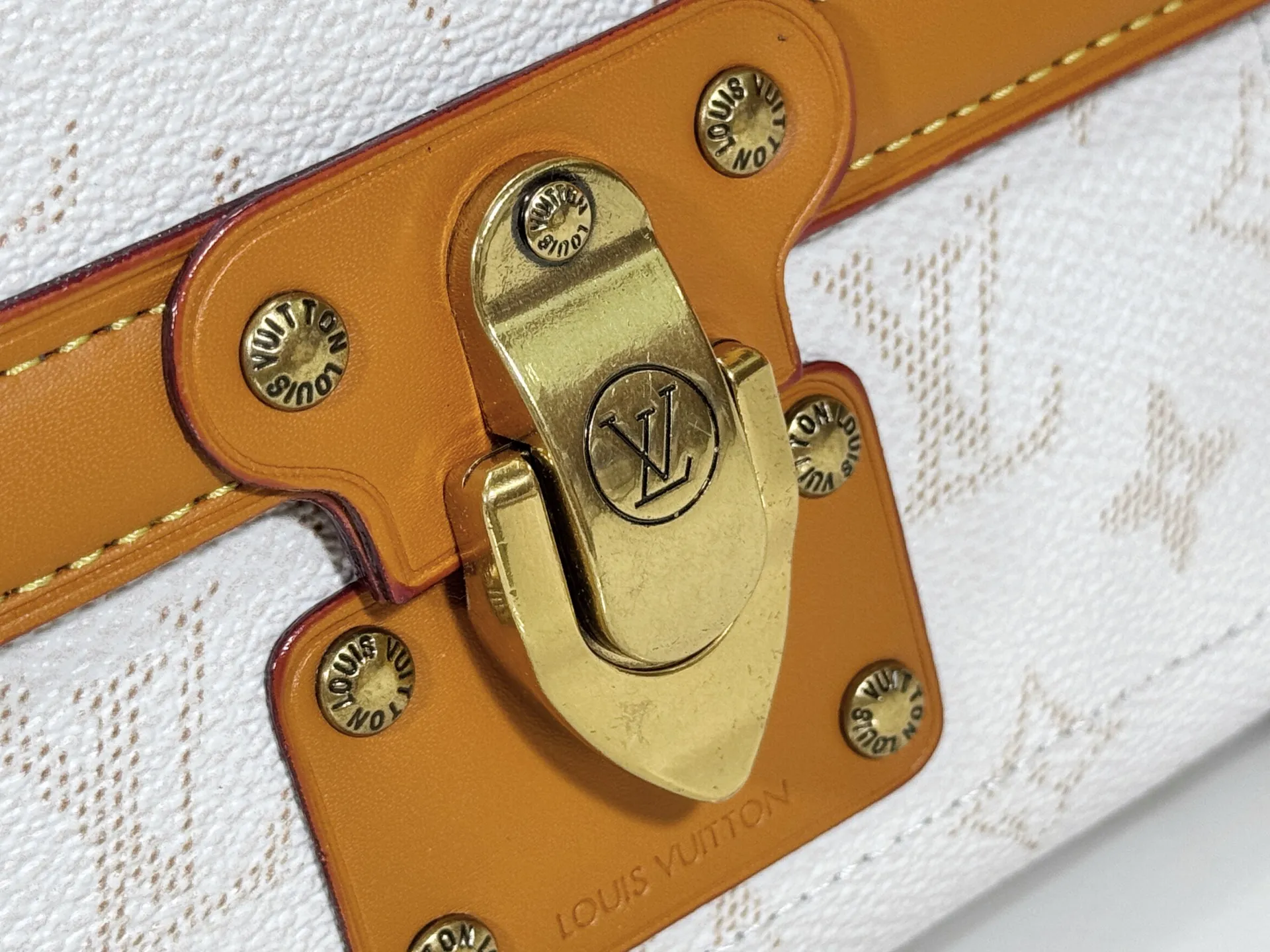 P320 Upgraded Original M15035 M13871 M11743 M11516 M11535 M12686 This Soul Trunk handbag is crafted by Pharrell Williams and is made of flexible LV Colorado cow leather with a grained texture. The Tumbler's magnetic clasp, rivets and top handles harken back to classic hard case elements, while a removable and adjustable shoulder strap completes the sophisticated details. Size: 19x15x7cm