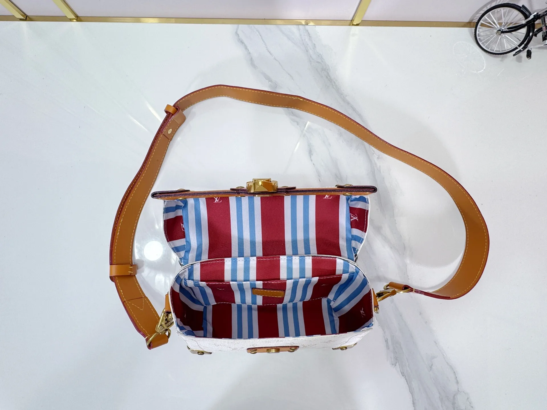 P320 Upgraded Original M15035 M13871 M11743 M11516 M11535 M12686 This Soul Trunk handbag is crafted by Pharrell Williams and is made of flexible LV Colorado cow leather with a grained texture. The Tumbler's magnetic clasp, rivets and top handles harken back to classic hard case elements, while a removable and adjustable shoulder strap completes the sophisticated details. Size: 19x15x7cm