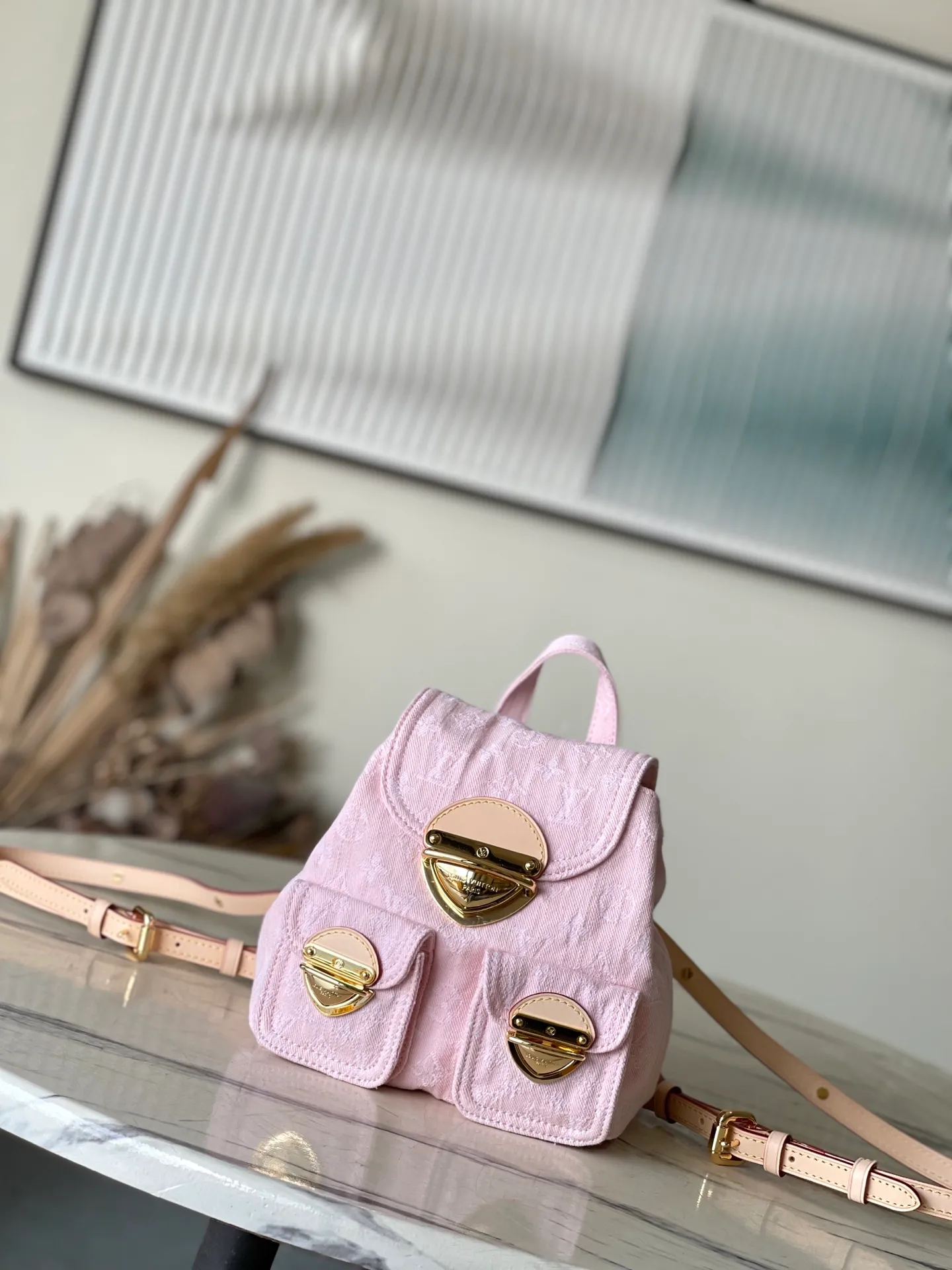 💰1340 Top original order M13031 This Venice backpack returns for the new season with the classic Monogram Denim pattern. It is made of pure cotton cloth as the base, and then uses exquisite water washing technology to create a slightly shiny visual effect. The metal buckle and front pocket upgrade the modern style, and the adjustable shoulder strap provides a comfortable carrying experience. Dimensions: 24 × 26 × 7 cm