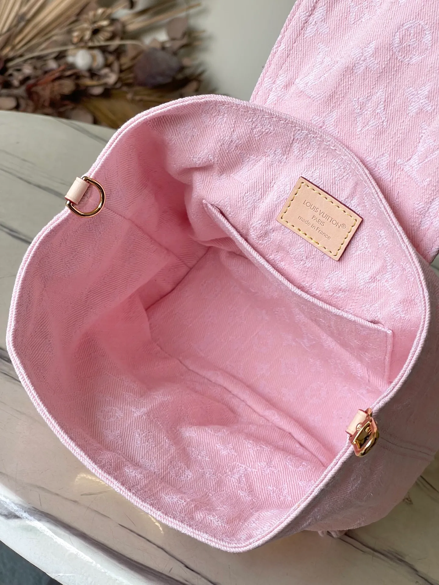 💰1340 Top original order M13031 This Venice backpack returns for the new season with the classic Monogram Denim pattern. It is made of pure cotton cloth as the base, and then uses exquisite water washing technology to create a slightly shiny visual effect. The metal buckle and front pocket upgrade the modern style, and the adjustable shoulder strap provides a comfortable carrying experience. Dimensions: 24 × 26 × 7 cm