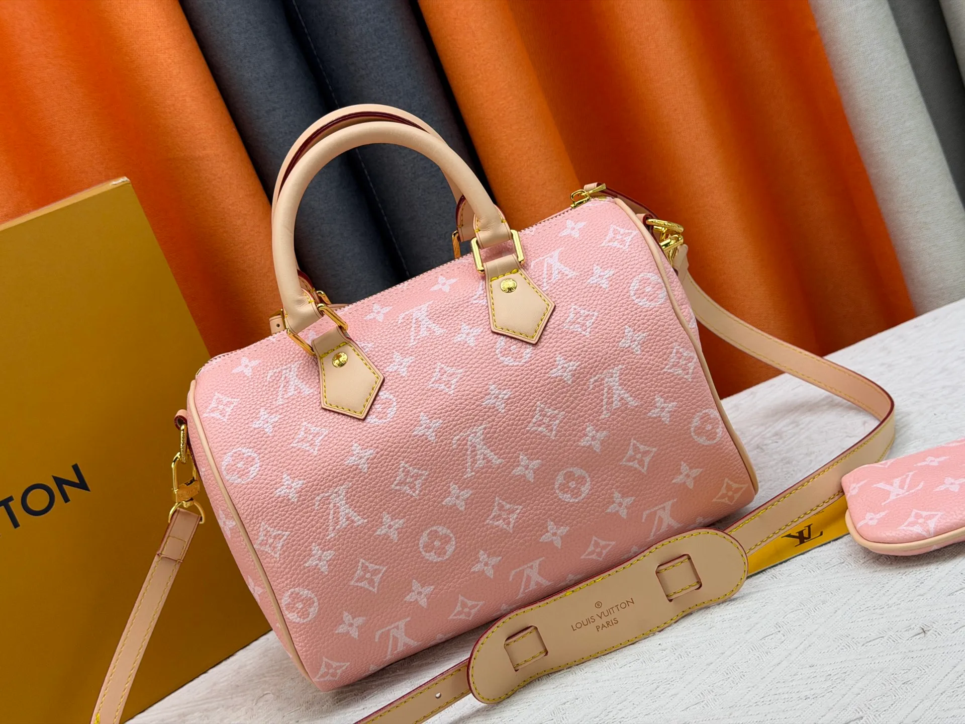 P270 Upgraded original version (with pebbled leather) M13902 M24423 M24424 M24425 M24426 M24443 M11561 M11562 M13912 Speedy Bandoulière 25 handbag is made of cow leather, showing a unique sun-kissed gradient effect. A perfect everyday choice, the Speedy comes with a removable leather storage bag lined with luxurious sheepskin leather. The double handle design combined with the adjustable and detachable shoulder strap provides a variety of carrying methods to easily cope with different occasions. Dimensions: 25.0 x 15.0 x 15.0 cm (length x height x width)