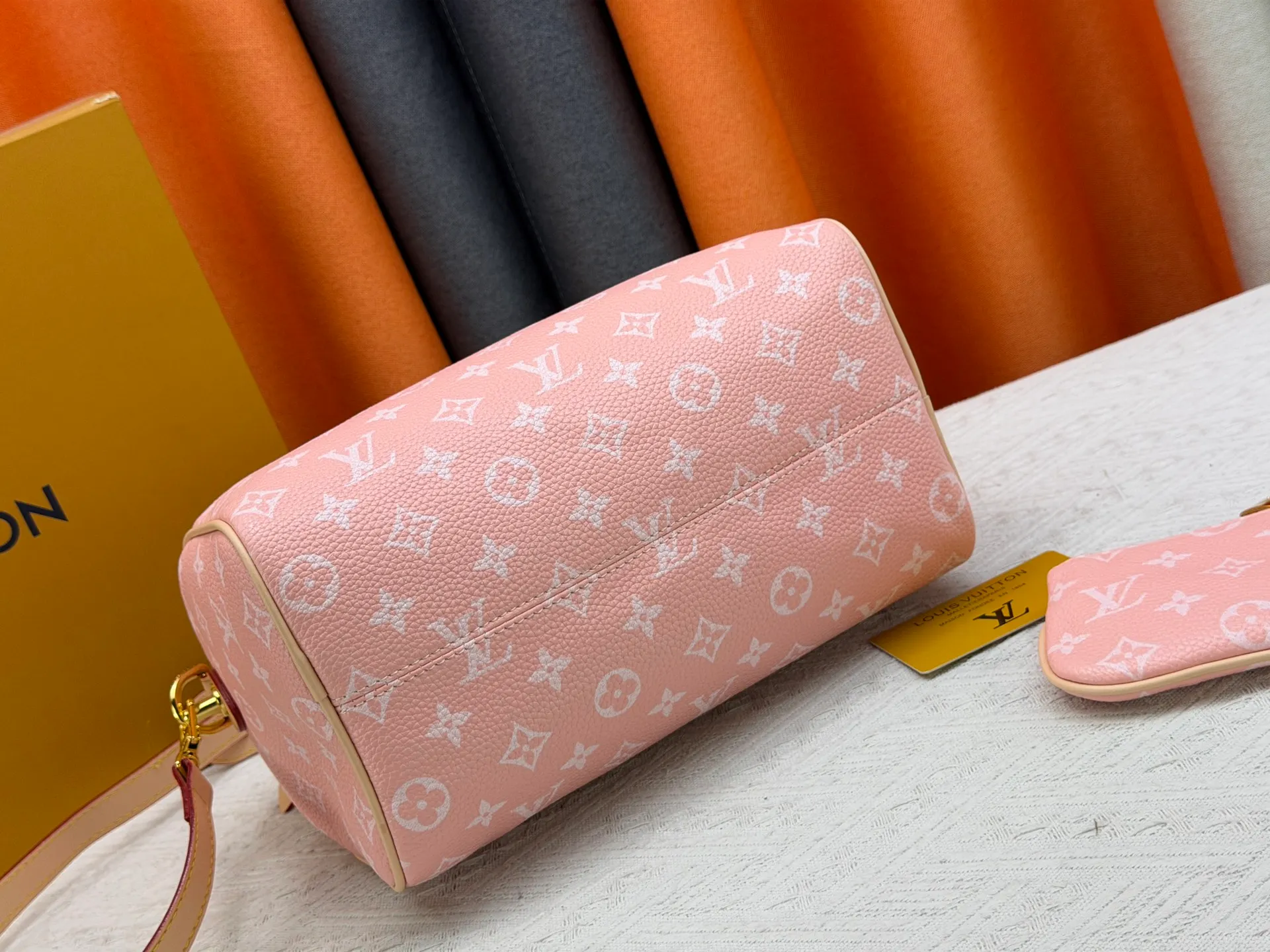 P270 Upgraded original version (with pebbled leather) M13902 M24423 M24424 M24425 M24426 M24443 M11561 M11562 M13912 Speedy Bandoulière 25 handbag is made of cow leather, showing a unique sun-kissed gradient effect. A perfect everyday choice, the Speedy comes with a removable leather storage bag lined with luxurious sheepskin leather. The double handle design combined with the adjustable and detachable shoulder strap provides a variety of carrying methods to easily cope with different occasions. Dimensions: 25.0 x 15.0 x 15.0 cm (length x height x width)