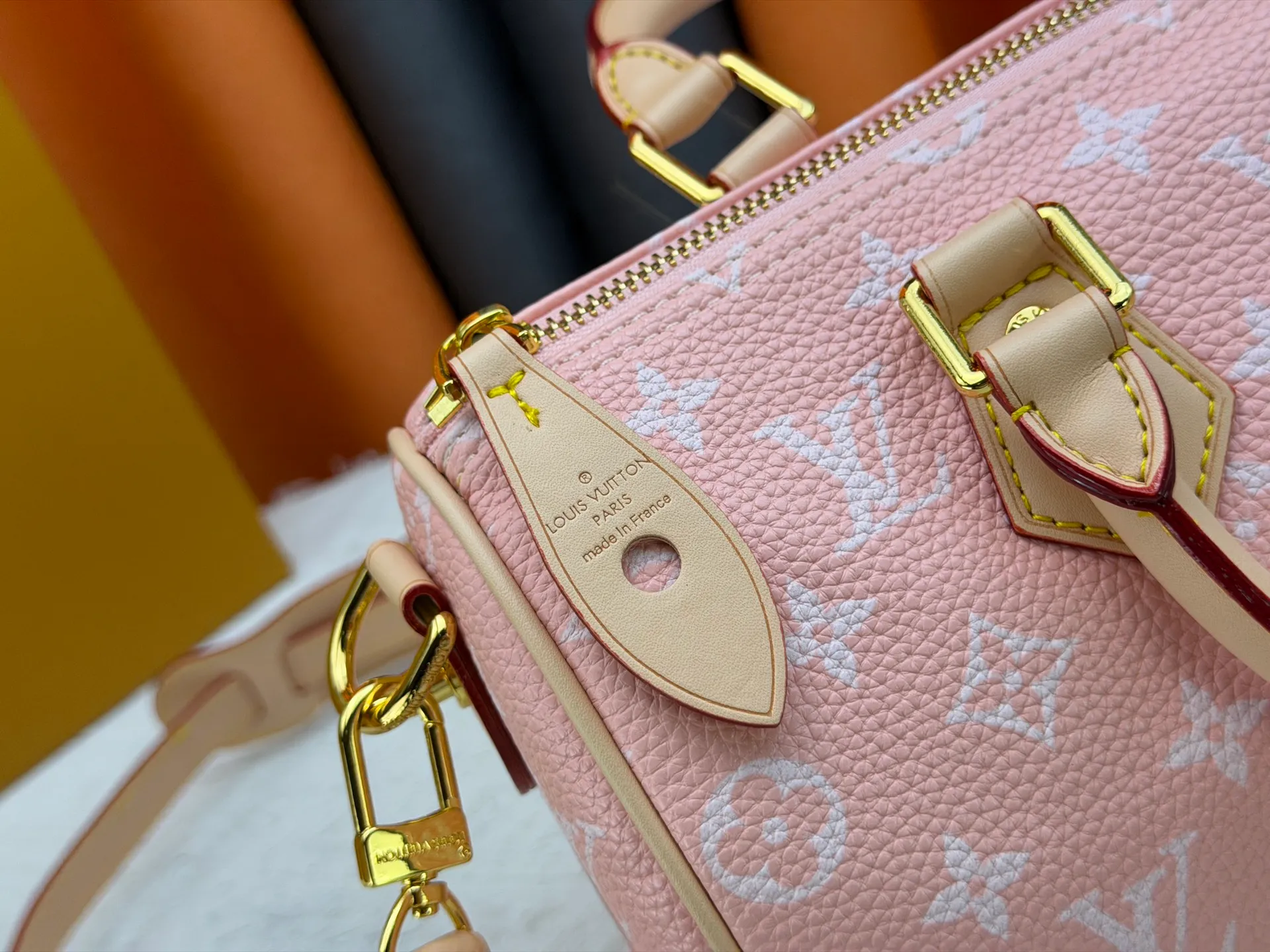 P270 Upgraded original version (with pebbled leather) M13902 M24423 M24424 M24425 M24426 M24443 M11561 M11562 M13912 Speedy Bandoulière 25 handbag is made of cow leather, showing a unique sun-kissed gradient effect. A perfect everyday choice, the Speedy comes with a removable leather storage bag lined with luxurious sheepskin leather. The double handle design combined with the adjustable and detachable shoulder strap provides a variety of carrying methods to easily cope with different occasions. Dimensions: 25.0 x 15.0 x 15.0 cm (length x height x width)