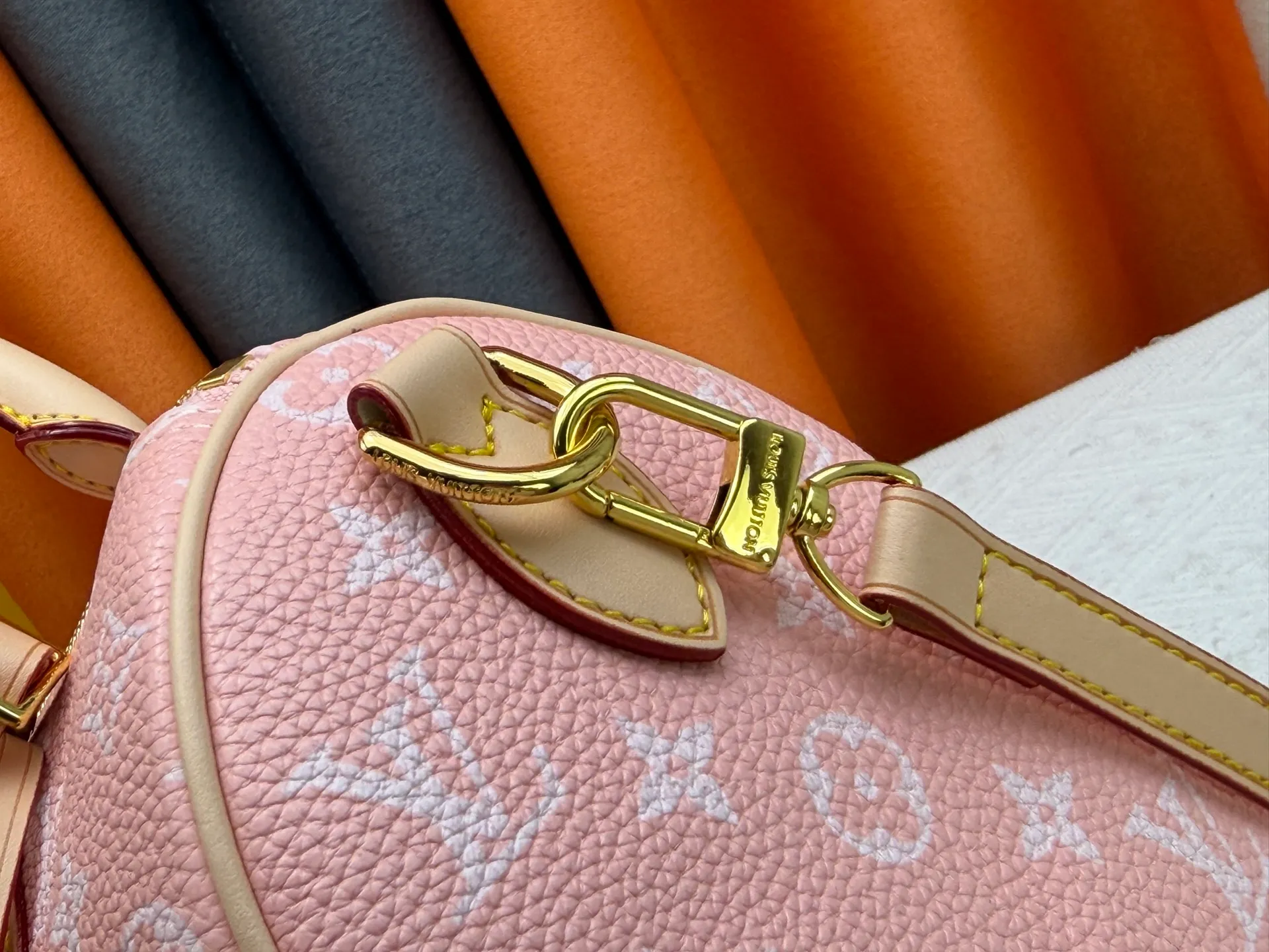 P270 Upgraded original version (with pebbled leather) M13902 M24423 M24424 M24425 M24426 M24443 M11561 M11562 M13912 Speedy Bandoulière 25 handbag is made of cow leather, showing a unique sun-kissed gradient effect. A perfect everyday choice, the Speedy comes with a removable leather storage bag lined with luxurious sheepskin leather. The double handle design combined with the adjustable and detachable shoulder strap provides a variety of carrying methods to easily cope with different occasions. Dimensions: 25.0 x 15.0 x 15.0 cm (length x height x width)