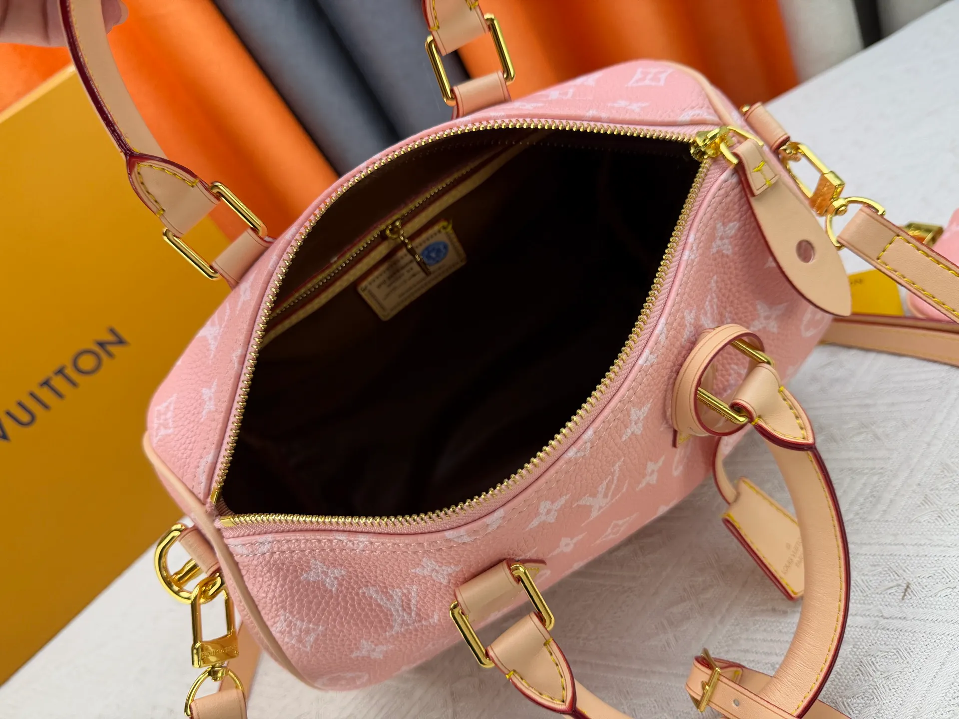 P270 Upgraded original version (with pebbled leather) M13902 M24423 M24424 M24425 M24426 M24443 M11561 M11562 M13912 Speedy Bandoulière 25 handbag is made of cow leather, showing a unique sun-kissed gradient effect. A perfect everyday choice, the Speedy comes with a removable leather storage bag lined with luxurious sheepskin leather. The double handle design combined with the adjustable and detachable shoulder strap provides a variety of carrying methods to easily cope with different occasions. Dimensions: 25.0 x 15.0 x 15.0 cm (length x height x width)