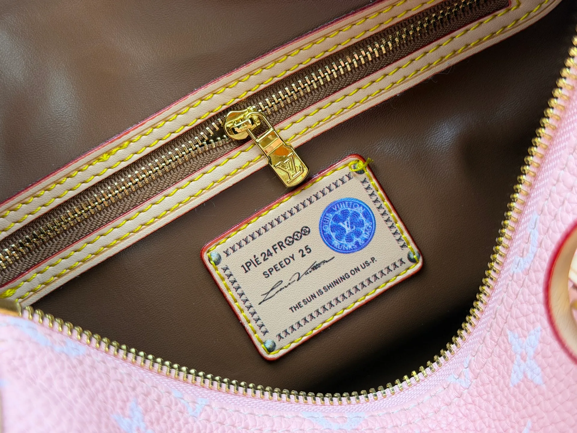 P270 Upgraded original version (with pebbled leather) M13902 M24423 M24424 M24425 M24426 M24443 M11561 M11562 M13912 Speedy Bandoulière 25 handbag is made of cow leather, showing a unique sun-kissed gradient effect. A perfect everyday choice, the Speedy comes with a removable leather storage bag lined with luxurious sheepskin leather. The double handle design combined with the adjustable and detachable shoulder strap provides a variety of carrying methods to easily cope with different occasions. Dimensions: 25.0 x 15.0 x 15.0 cm (length x height x width)
