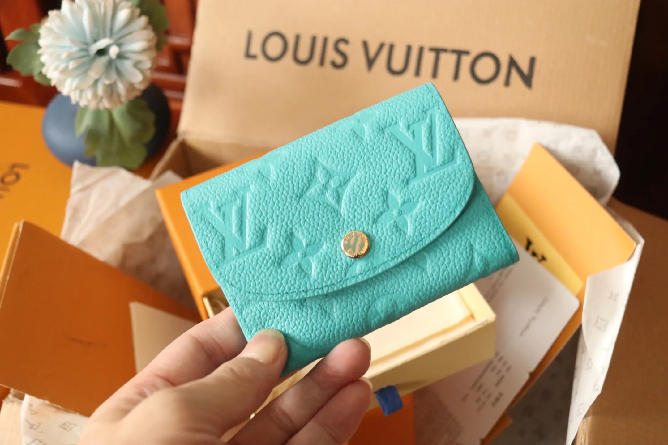 M14086 Rose Red 💎P360 [LV x TM Portumone Rosali] m14084 Green m14085 Blue Murakami The fresh tones of the “Louis Vuitton × Murakami” series reinterpret the Monogram Amprant leather that symbolizes the Maison, and adapt the daily necessities into the cheerful atmosphere of “LV × TM Portumone Rosali”. The chic pocket size adorned with the rounded front flap is attractive. The interior, which features a zippered coin compartment, is playfully decorated with a monogram and multi-colored canvas reminiscent of the artist's characteristic rainbow colors.   Dimensions: 11 x 8 x 2.5 cm