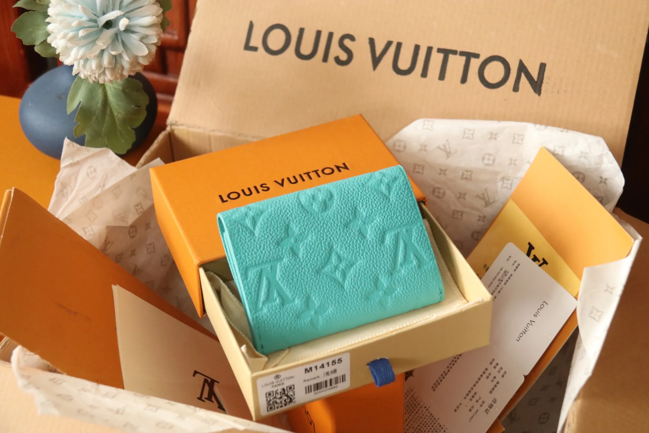M14086 Rose Red 💎P360 [LV x TM Portumone Rosali] m14084 Green m14085 Blue Murakami The fresh tones of the “Louis Vuitton × Murakami” series reinterpret the Monogram Amprant leather that symbolizes the Maison, and adapt the daily necessities into the cheerful atmosphere of “LV × TM Portumone Rosali”. The chic pocket size adorned with the rounded front flap is attractive. The interior, which features a zippered coin compartment, is playfully decorated with a monogram and multi-colored canvas reminiscent of the artist's characteristic rainbow colors.   Dimensions: 11 x 8 x 2.5 cm