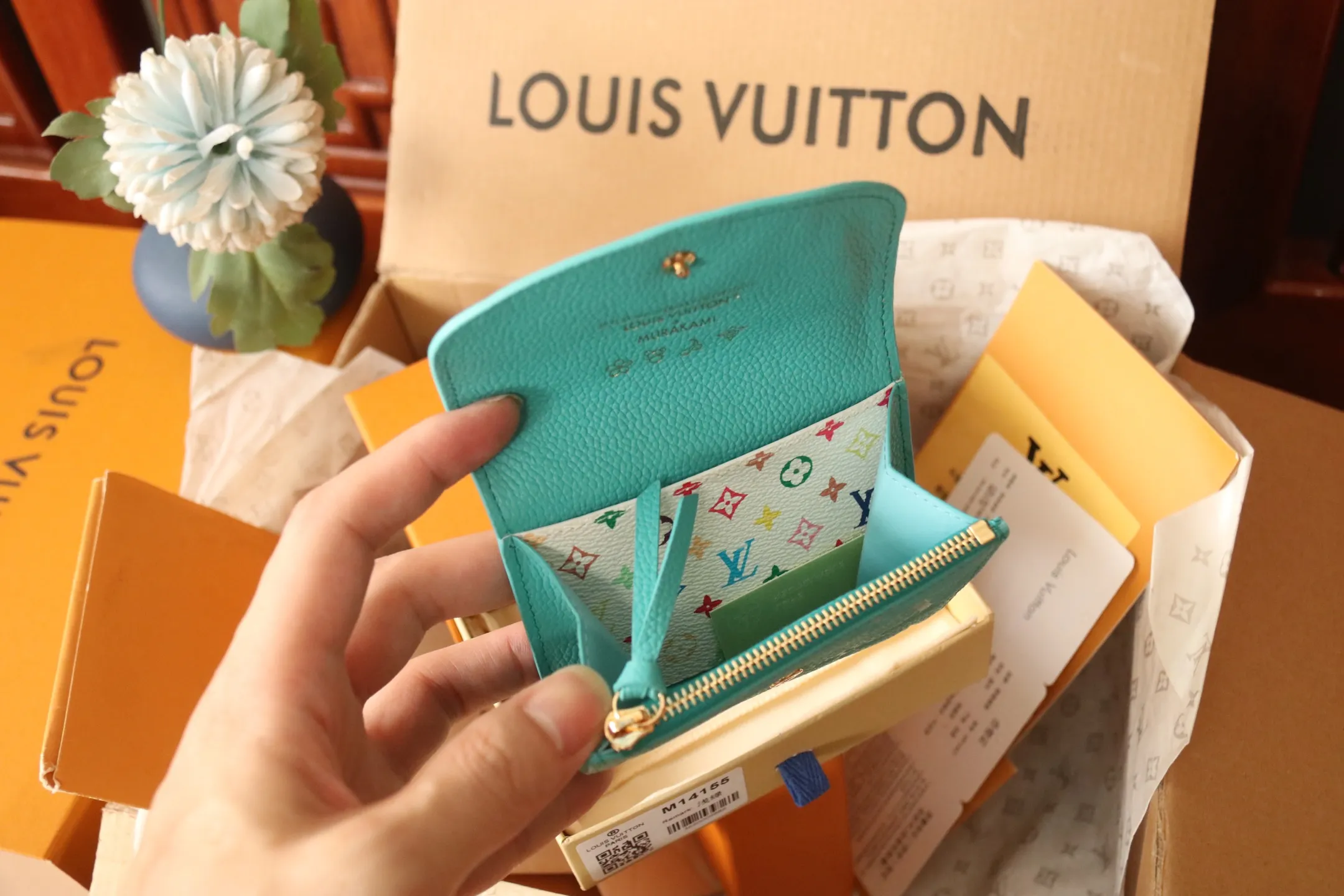 M14086 Rose Red 💎P360 [LV x TM Portumone Rosali] m14084 Green m14085 Blue Murakami The fresh tones of the “Louis Vuitton × Murakami” series reinterpret the Monogram Amprant leather that symbolizes the Maison, and adapt the daily necessities into the cheerful atmosphere of “LV × TM Portumone Rosali”. The chic pocket size adorned with the rounded front flap is attractive. The interior, which features a zippered coin compartment, is playfully decorated with a monogram and multi-colored canvas reminiscent of the artist's characteristic rainbow colors.   Dimensions: 11 x 8 x 2.5 cm