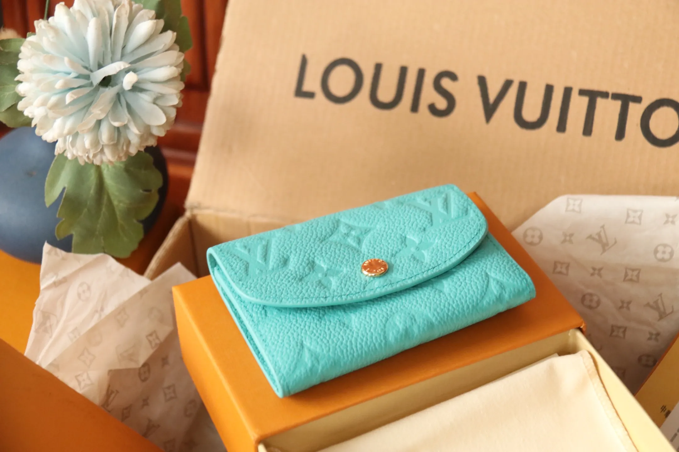 M14086 Rose Red 💎P360 [LV x TM Portumone Rosali] m14084 Green m14085 Blue Murakami The fresh tones of the “Louis Vuitton × Murakami” series reinterpret the Monogram Amprant leather that symbolizes the Maison, and adapt the daily necessities into the cheerful atmosphere of “LV × TM Portumone Rosali”. The chic pocket size adorned with the rounded front flap is attractive. The interior, which features a zippered coin compartment, is playfully decorated with a monogram and multi-colored canvas reminiscent of the artist's characteristic rainbow colors.   Dimensions: 11 x 8 x 2.5 cm