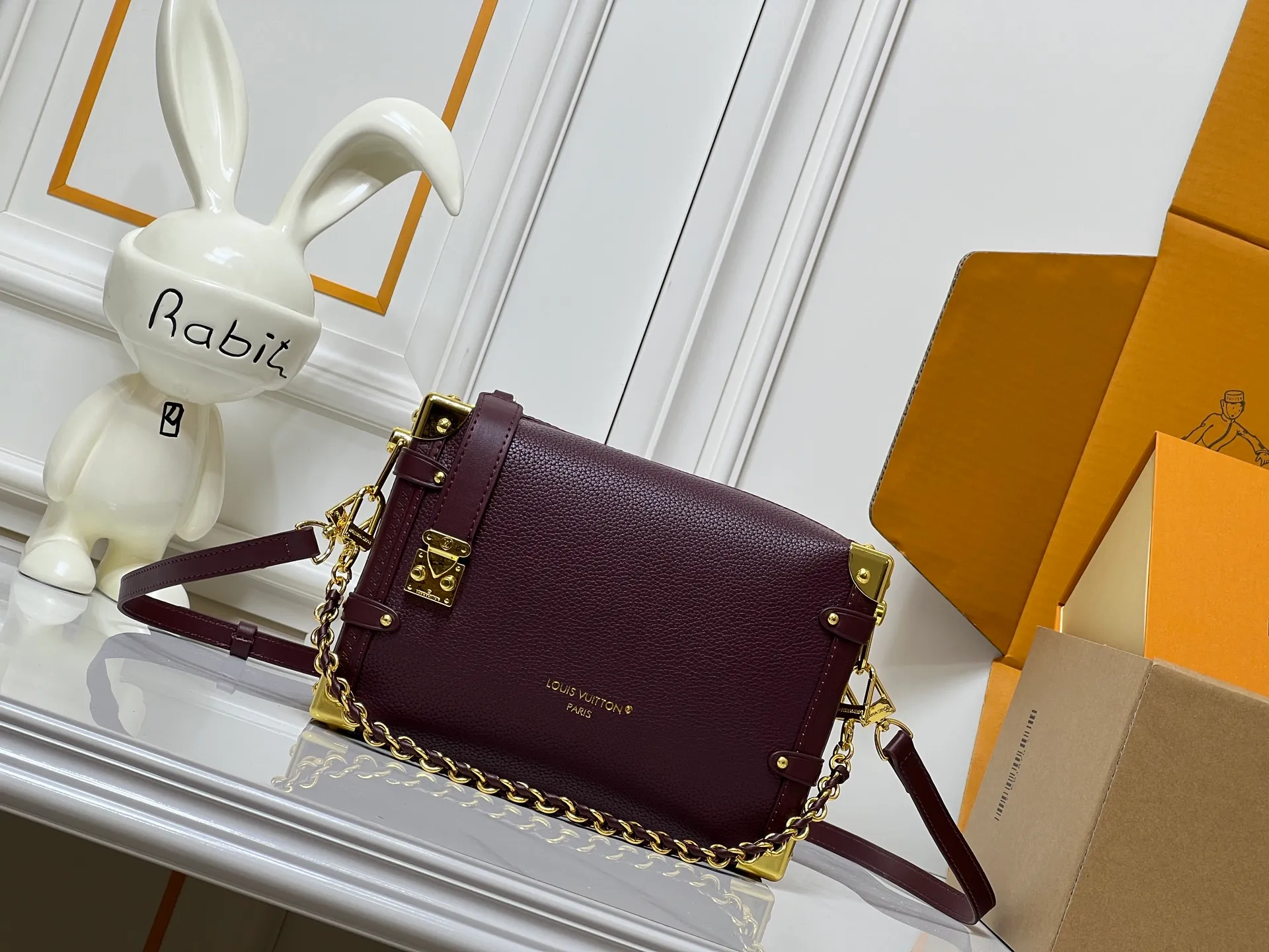 Batch 280💰M15195 M46358 This Side Trunk Vibe handbag reshapes the brand's classic Side Trunk box silhouette with an avant-garde design, which is inspired by Louis Vuitton's traditional travel luggage. Crafted from smooth glossy Vibe textured cow leather, it features a leather-covered rivet frame and metal S-lock closure for a rock-and-roll style. Thanks to the multiple designs of the detachable chain, detachable leather handle and adjustable leather shoulder strap, it provides a variety of carrying options. Dimensions: 23.5x16x8.5cm