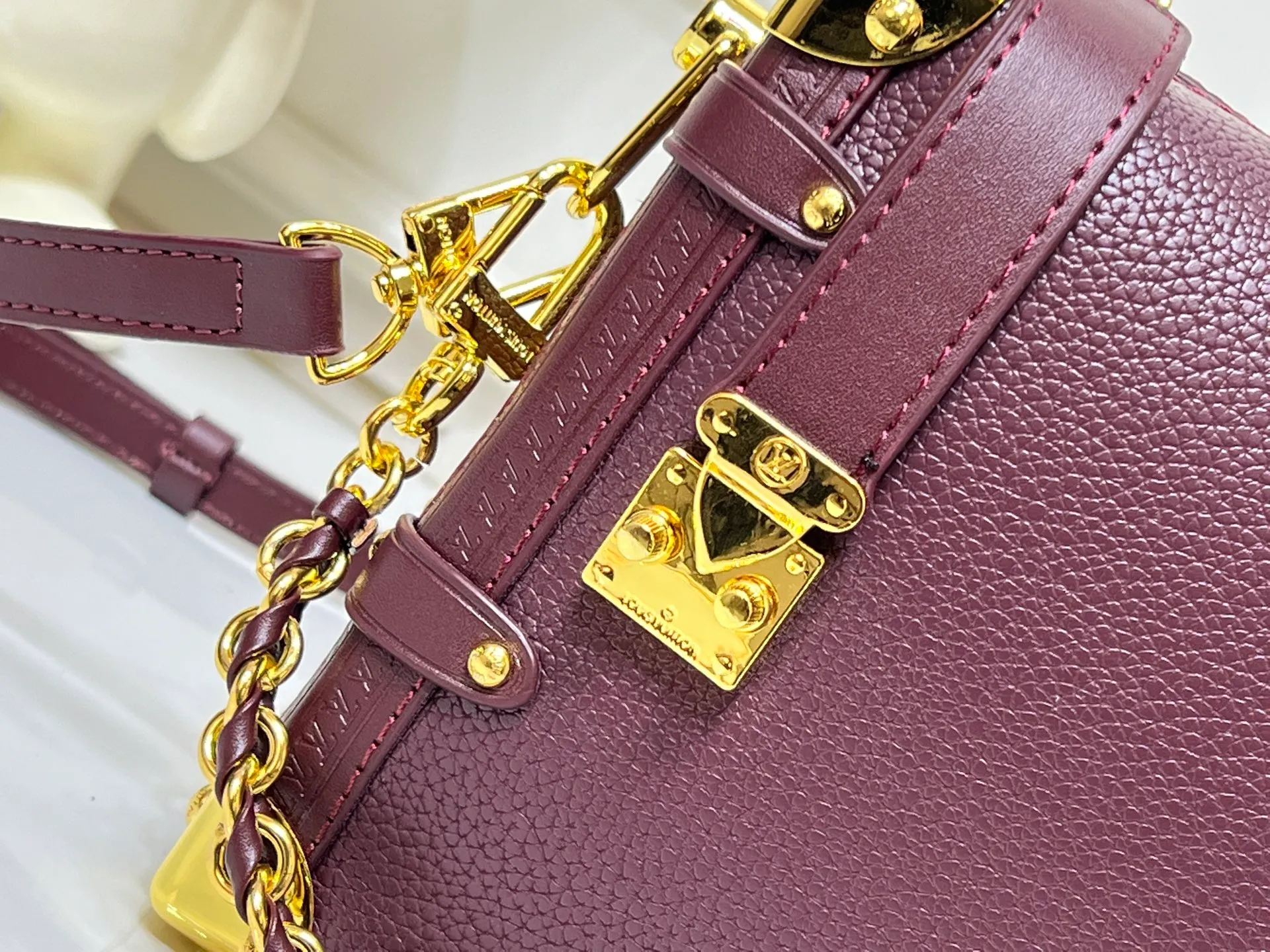 Batch 280💰M15195 M46358 This Side Trunk Vibe handbag reshapes the brand's classic Side Trunk box silhouette with an avant-garde design, which is inspired by Louis Vuitton's traditional travel luggage. Crafted from smooth glossy Vibe textured cow leather, it features a leather-covered rivet frame and metal S-lock closure for a rock-and-roll style. Thanks to the multiple designs of the detachable chain, detachable leather handle and adjustable leather shoulder strap, it provides a variety of carrying options. Dimensions: 23.5x16x8.5cm