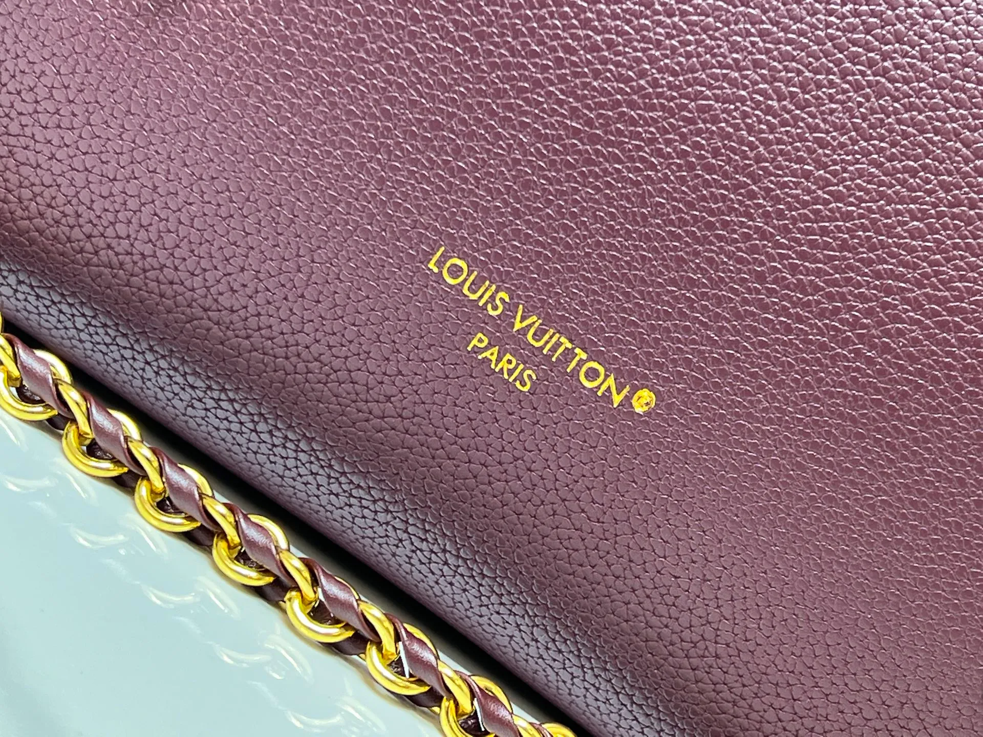 Batch 280💰M15195 M46358 This Side Trunk Vibe handbag reshapes the brand's classic Side Trunk box silhouette with an avant-garde design, which is inspired by Louis Vuitton's traditional travel luggage. Crafted from smooth glossy Vibe textured cow leather, it features a leather-covered rivet frame and metal S-lock closure for a rock-and-roll style. Thanks to the multiple designs of the detachable chain, detachable leather handle and adjustable leather shoulder strap, it provides a variety of carrying options. Dimensions: 23.5x16x8.5cm