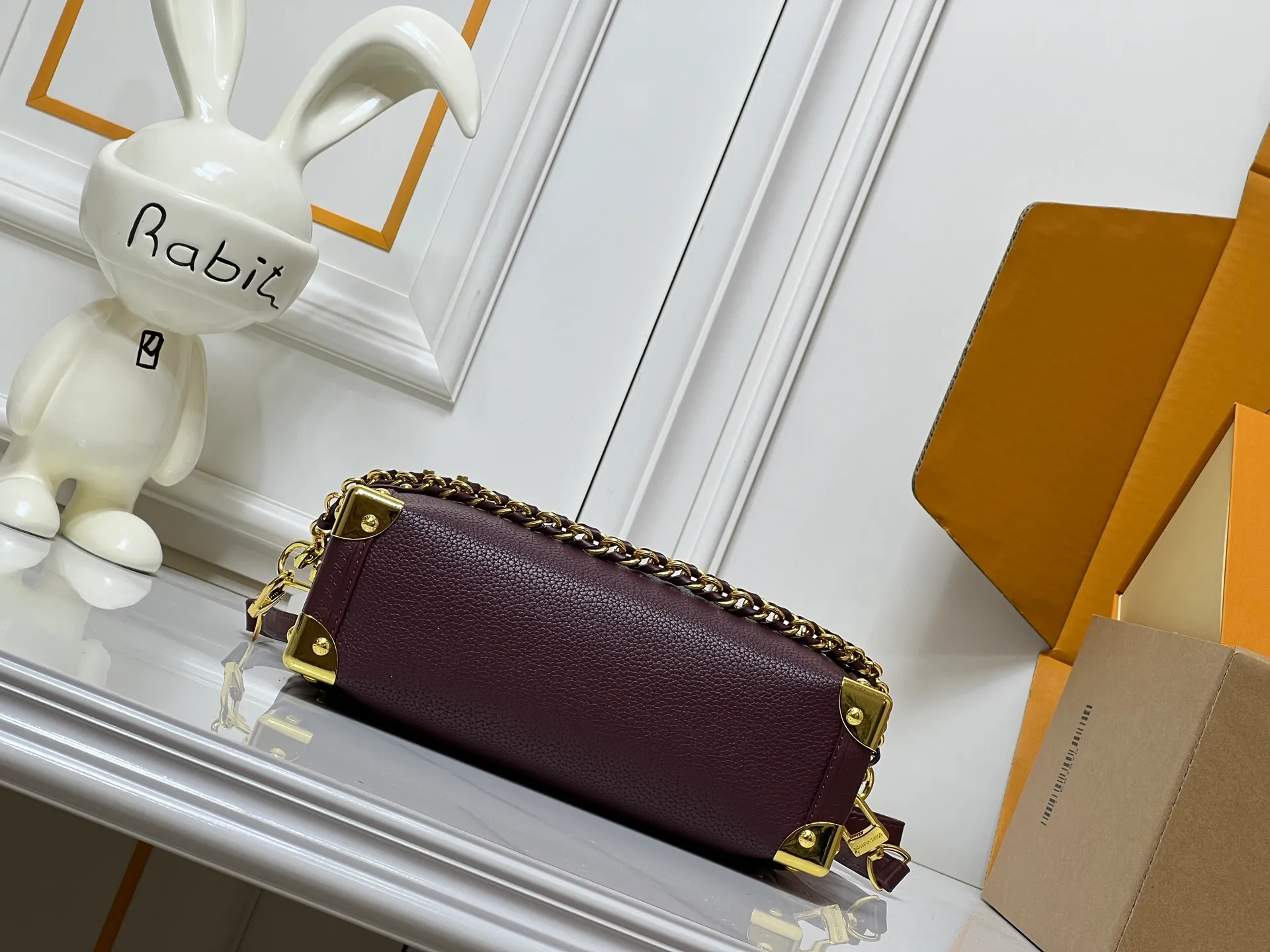 Batch 280💰M15195 M46358 This Side Trunk Vibe handbag reshapes the brand's classic Side Trunk box silhouette with an avant-garde design, which is inspired by Louis Vuitton's traditional travel luggage. Crafted from smooth glossy Vibe textured cow leather, it features a leather-covered rivet frame and metal S-lock closure for a rock-and-roll style. Thanks to the multiple designs of the detachable chain, detachable leather handle and adjustable leather shoulder strap, it provides a variety of carrying options. Dimensions: 23.5x16x8.5cm