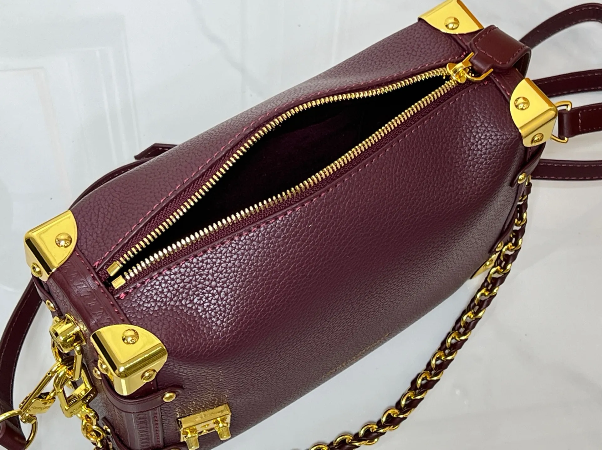 Batch 280💰M15195 M46358 This Side Trunk Vibe handbag reshapes the brand's classic Side Trunk box silhouette with an avant-garde design, which is inspired by Louis Vuitton's traditional travel luggage. Crafted from smooth glossy Vibe textured cow leather, it features a leather-covered rivet frame and metal S-lock closure for a rock-and-roll style. Thanks to the multiple designs of the detachable chain, detachable leather handle and adjustable leather shoulder strap, it provides a variety of carrying options. Dimensions: 23.5x16x8.5cm