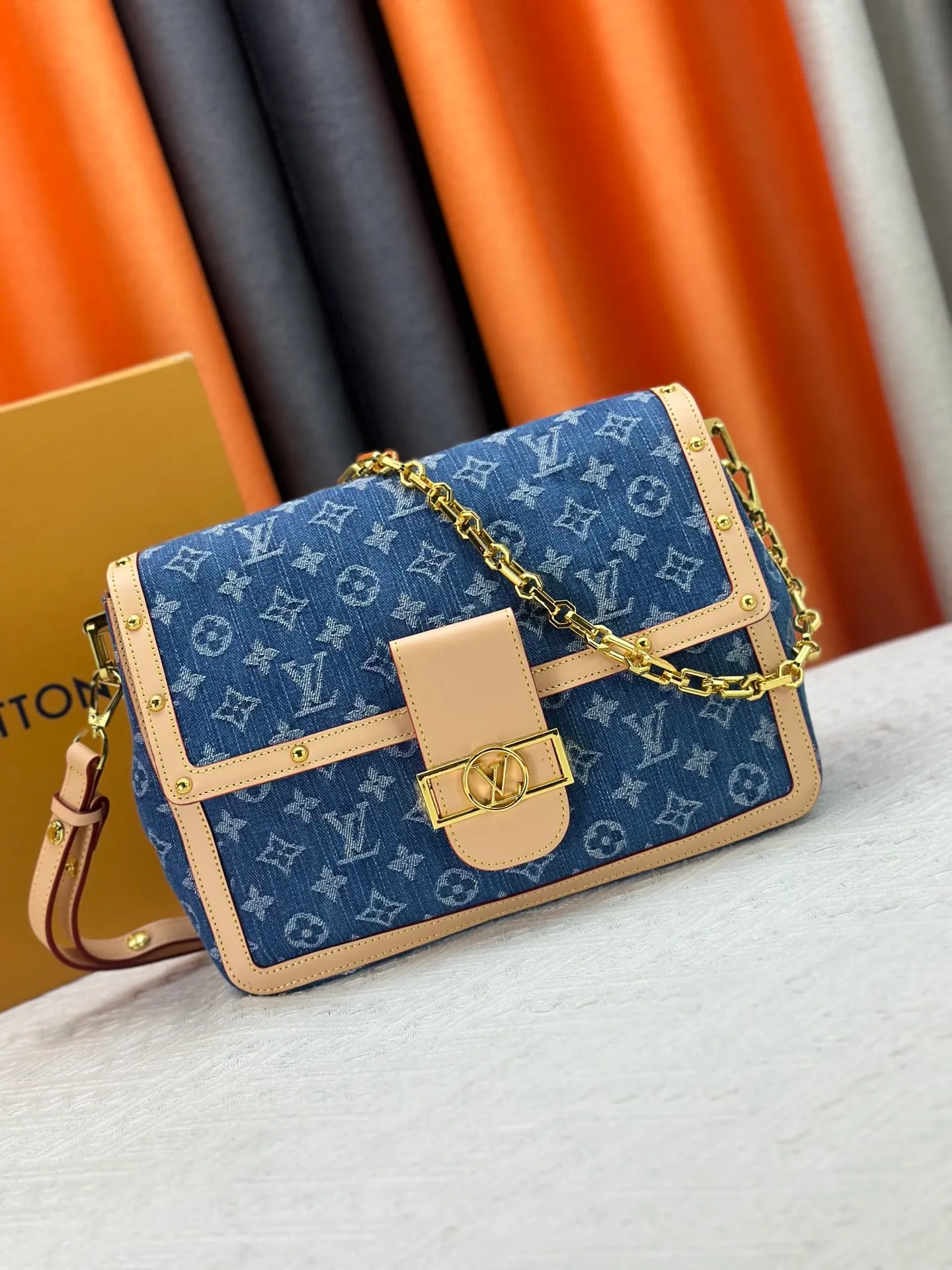 P380 [M13319] M47149 This Dauphine Soft large handbag reinterprets the classic silhouette in Monogram denim. The elegant design is embellished with LV letters, a detachable chain and an adjustable leather shoulder strap, which contrast with the cowhide leather trim. Zippered interior pocket securely stores small items. 20 x 11 x 28 cm (H x W x Length) X900