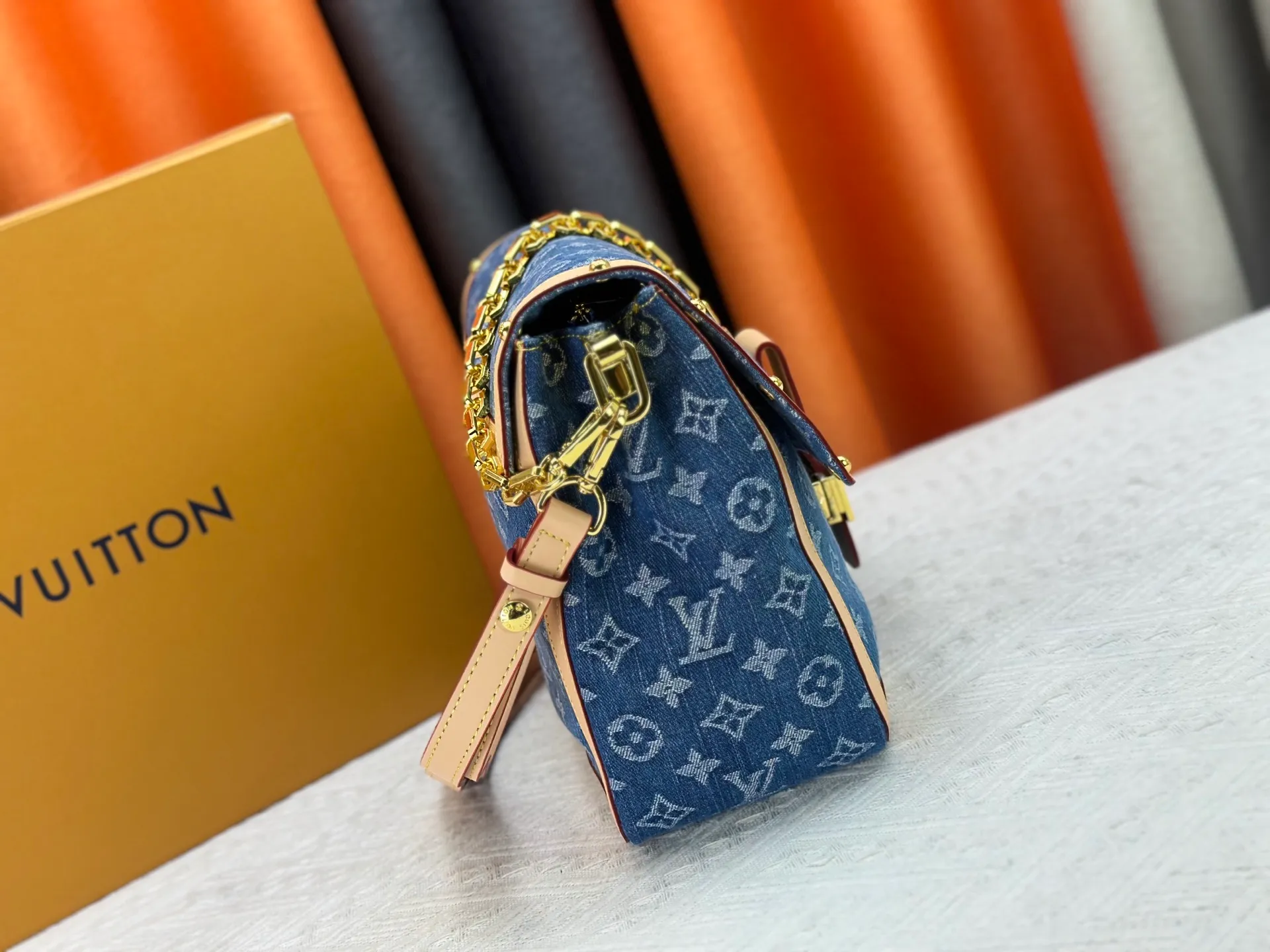 P380 [M13319] M47149 This Dauphine Soft large handbag reinterprets the classic silhouette in Monogram denim. The elegant design is embellished with LV letters, a detachable chain and an adjustable leather shoulder strap, which contrast with the cowhide leather trim. Zippered interior pocket securely stores small items. 20 x 11 x 28 cm (H x W x Length) X900