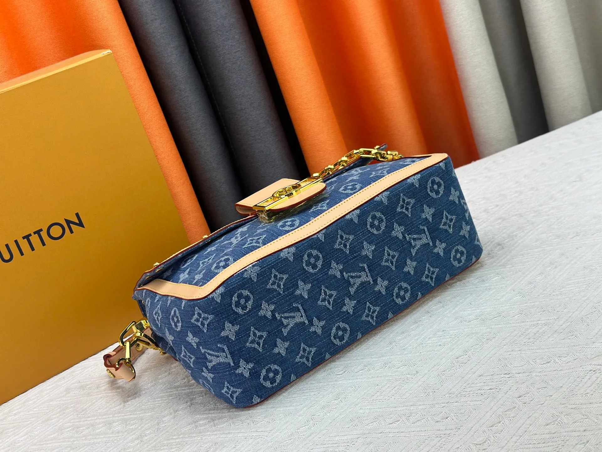P380 [M13319] M47149 This Dauphine Soft large handbag reinterprets the classic silhouette in Monogram denim. The elegant design is embellished with LV letters, a detachable chain and an adjustable leather shoulder strap, which contrast with the cowhide leather trim. Zippered interior pocket securely stores small items. 20 x 11 x 28 cm (H x W x Length) X900
