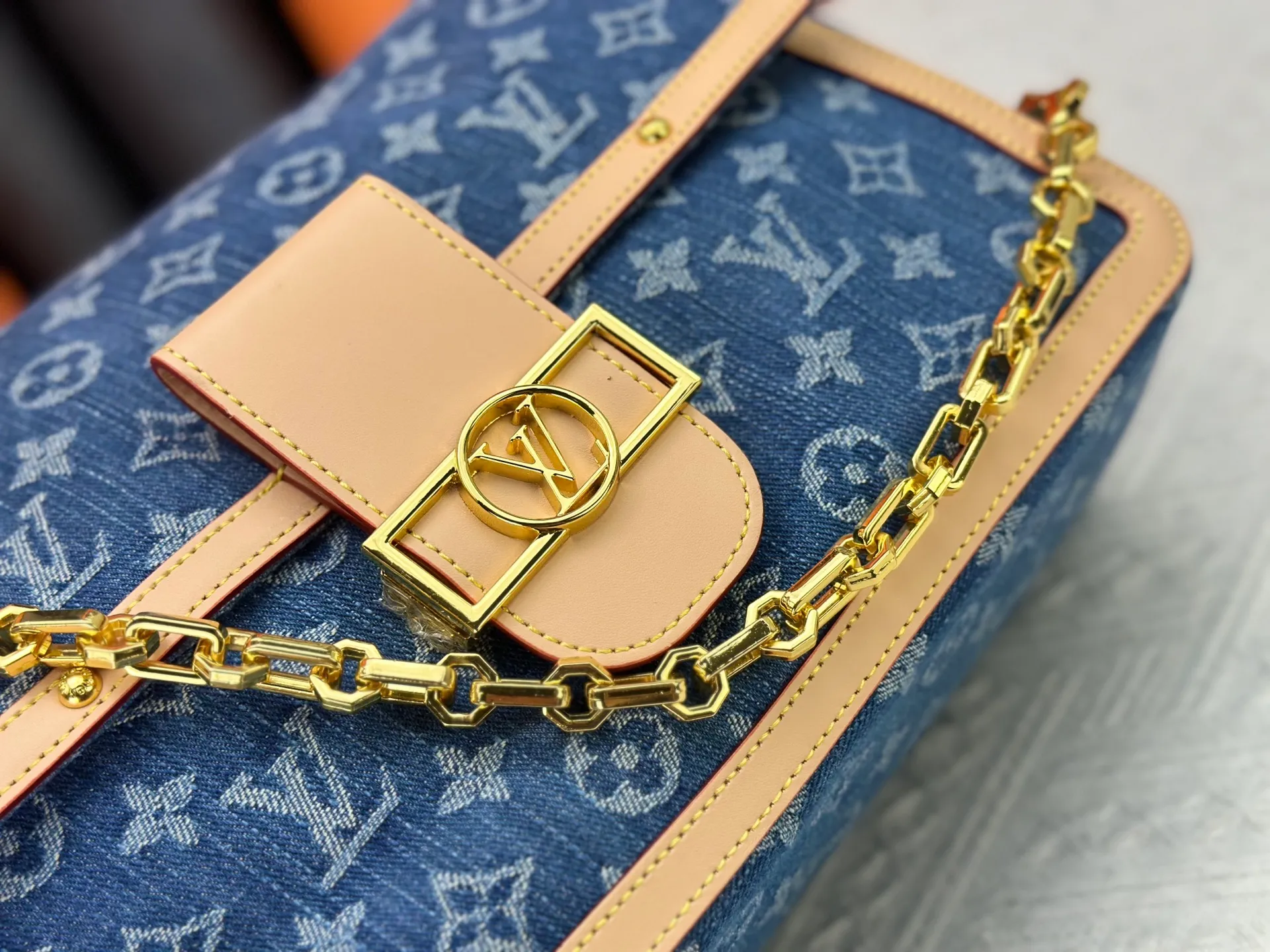 P380 [M13319] M47149 This Dauphine Soft large handbag reinterprets the classic silhouette in Monogram denim. The elegant design is embellished with LV letters, a detachable chain and an adjustable leather shoulder strap, which contrast with the cowhide leather trim. Zippered interior pocket securely stores small items. 20 x 11 x 28 cm (H x W x Length) X900