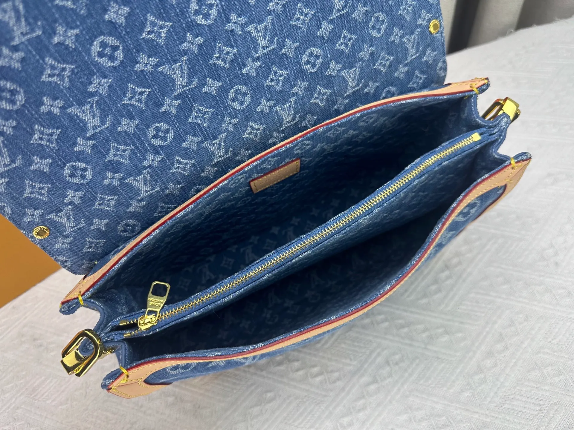 P380 [M13319] M47149 This Dauphine Soft large handbag reinterprets the classic silhouette in Monogram denim. The elegant design is embellished with LV letters, a detachable chain and an adjustable leather shoulder strap, which contrast with the cowhide leather trim. Zippered interior pocket securely stores small items. 20 x 11 x 28 cm (H x W x Length) X900