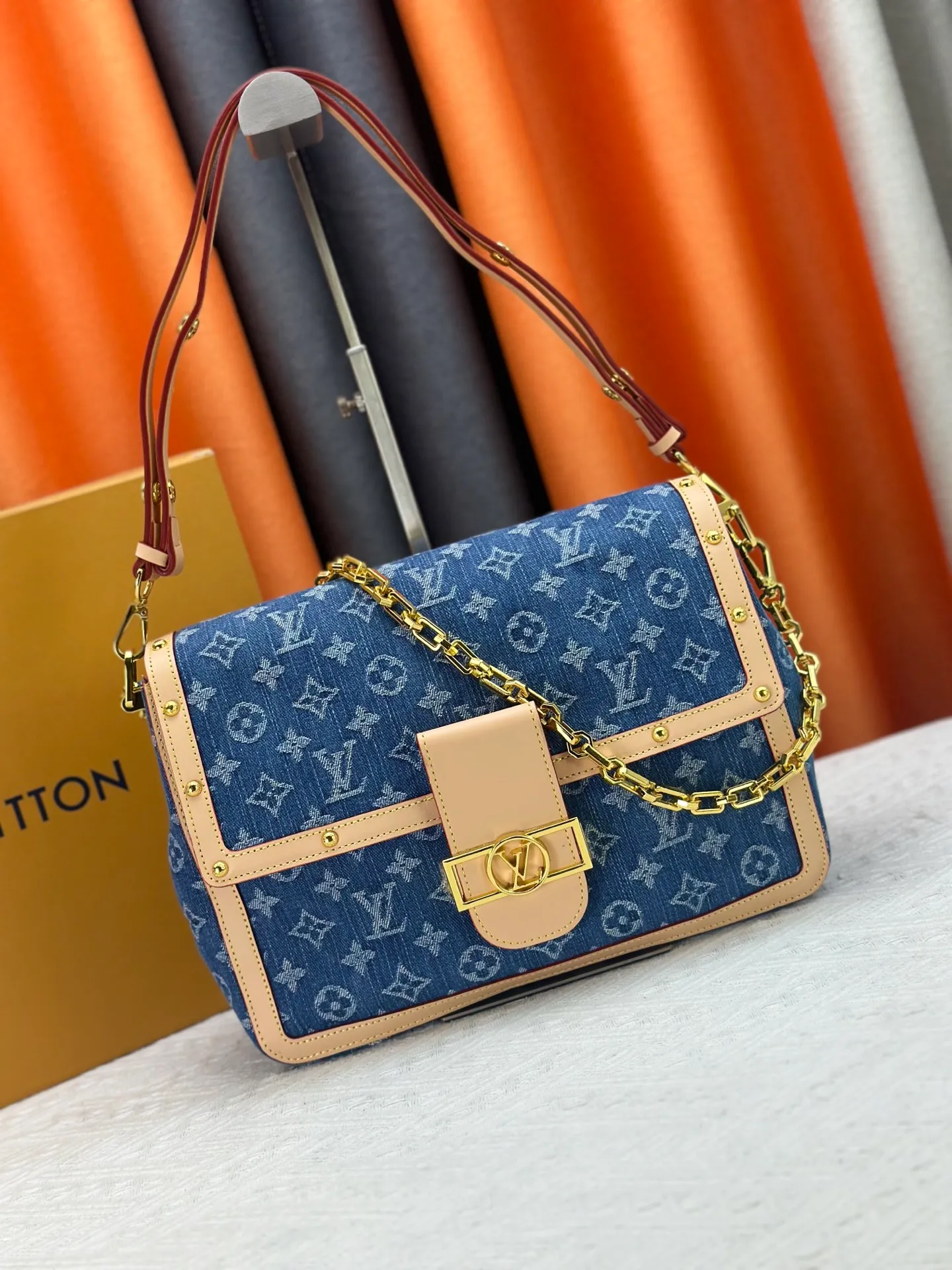 P380 [M13319] M47149 This Dauphine Soft large handbag reinterprets the classic silhouette in Monogram denim. The elegant design is embellished with LV letters, a detachable chain and an adjustable leather shoulder strap, which contrast with the cowhide leather trim. Zippered interior pocket securely stores small items. 20 x 11 x 28 cm (H x W x Length) X900