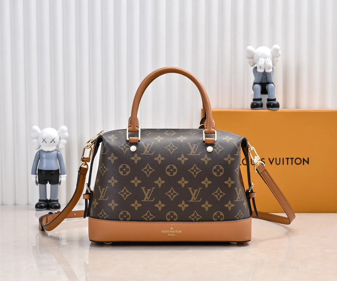 P460 exclusive real shot - upgraded version ‼ ️LV presbyopic leather hand-held crossbody bag, model M68169, with long shoulder strap, 2025 new fashion women's bag shoulder bag presbyopic leather shoulder strap genuine leather handbag, large capacity [strong] size: 28x20x11.5