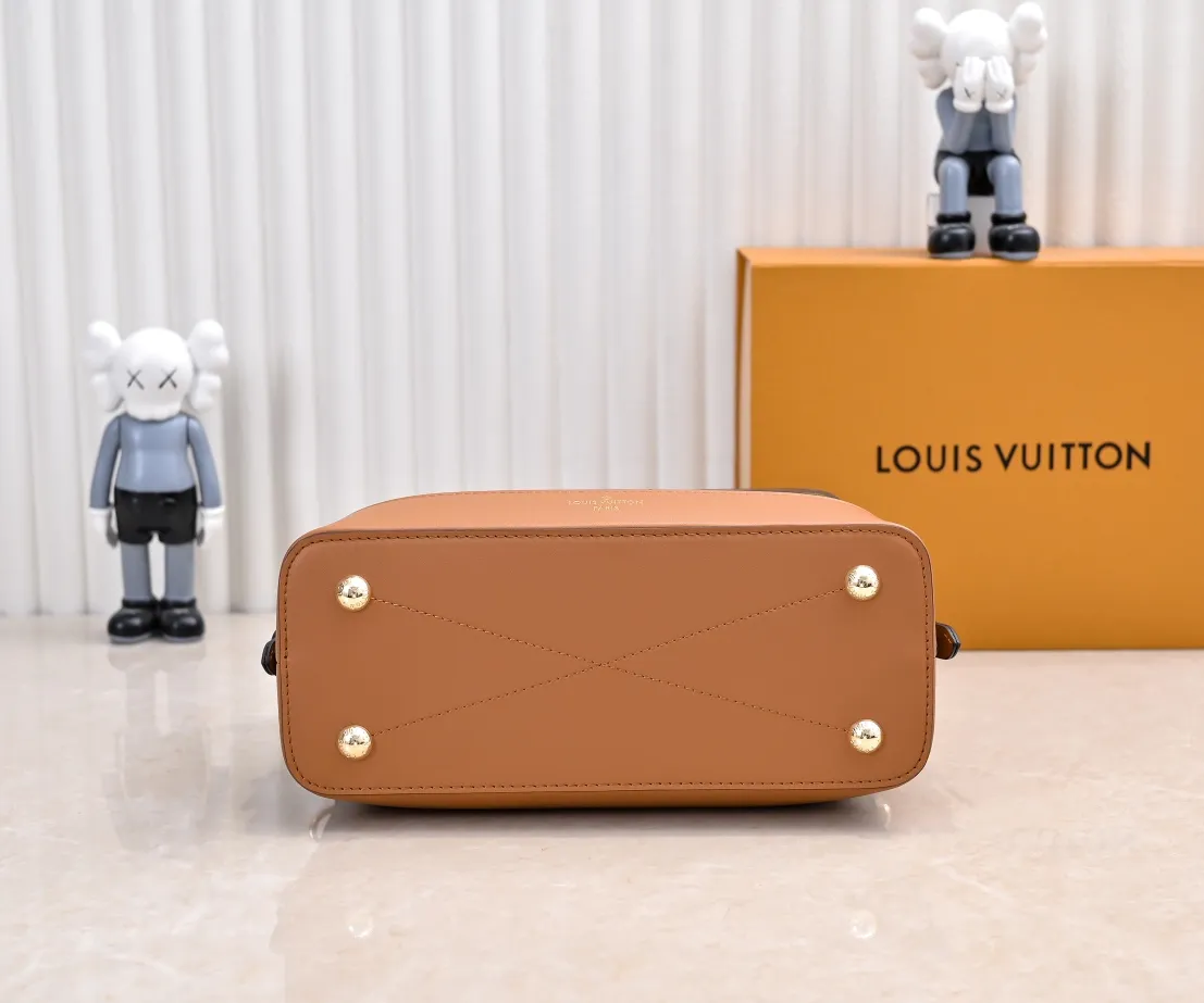 P460 exclusive real shot - upgraded version ‼ ️LV presbyopic leather hand-held crossbody bag, model M68169, with long shoulder strap, 2025 new fashion women's bag shoulder bag presbyopic leather shoulder strap genuine leather handbag, large capacity [strong] size: 28x20x11.5