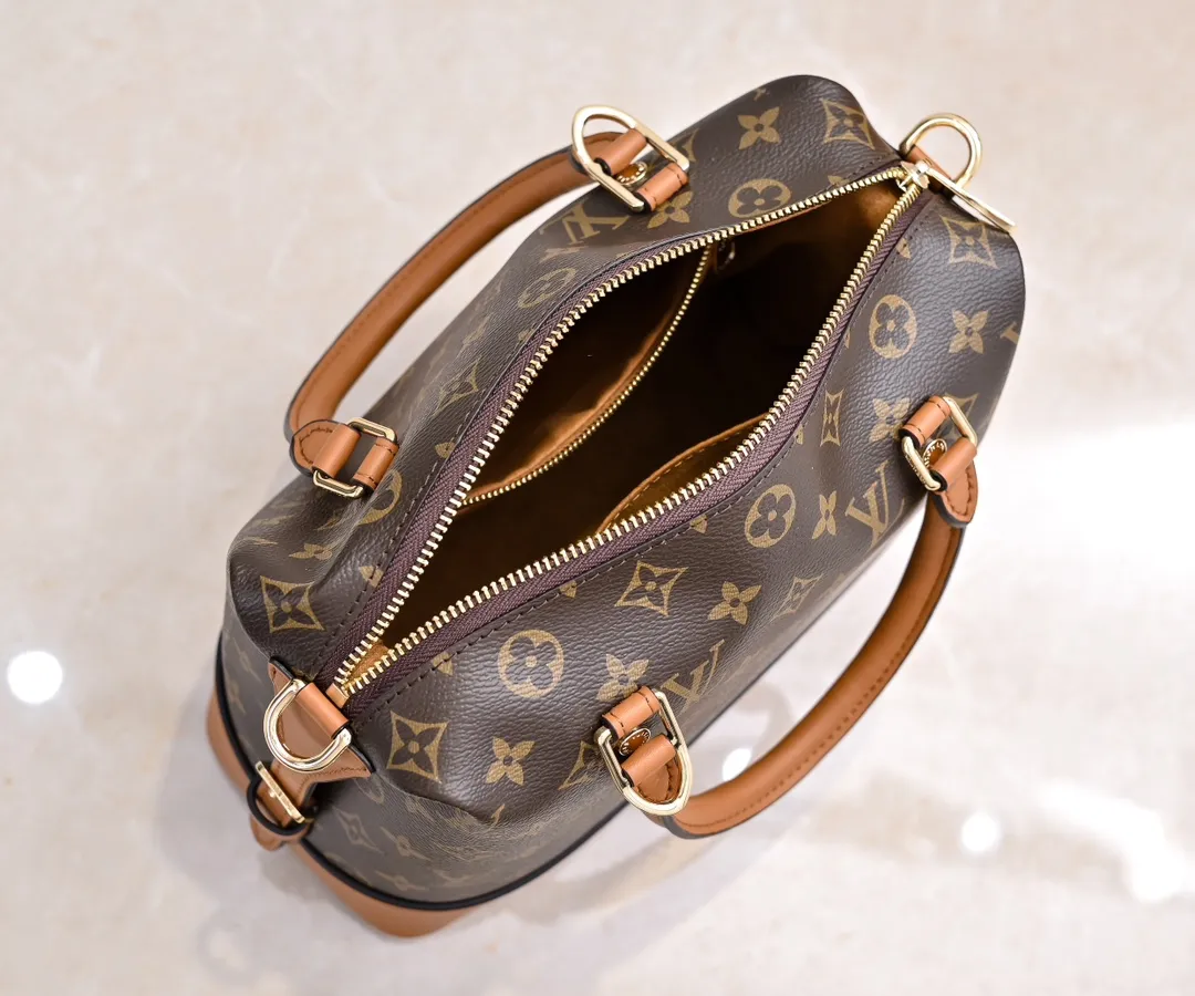 P460 exclusive real shot - upgraded version ‼ ️LV presbyopic leather hand-held crossbody bag, model M68169, with long shoulder strap, 2025 new fashion women's bag shoulder bag presbyopic leather shoulder strap genuine leather handbag, large capacity [strong] size: 28x20x11.5
