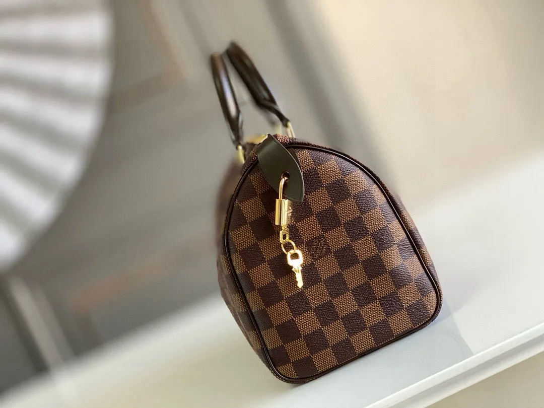 💰700 (strapless version) Top Original N41365 SPEEDY 25 Handbag This compact urban handbag is made of elegant Damier canvas. The Speedy 25 bag complements any outfit and adds a chic touch. Detailed Features 25 x 19 x 15 cm (Length x Height x Width) Shiny gold-tone brass hardware Textile lining Signature Louis Vuitton Speedy styling Leather trim Handles: Double handle