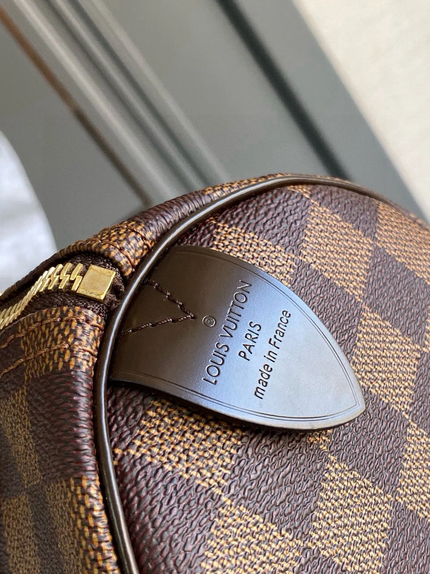 💰700 (strapless version) Top Original N41365 SPEEDY 25 Handbag This compact urban handbag is made of elegant Damier canvas. The Speedy 25 bag complements any outfit and adds a chic touch. Detailed Features 25 x 19 x 15 cm (Length x Height x Width) Shiny gold-tone brass hardware Textile lining Signature Louis Vuitton Speedy styling Leather trim Handles: Double handle