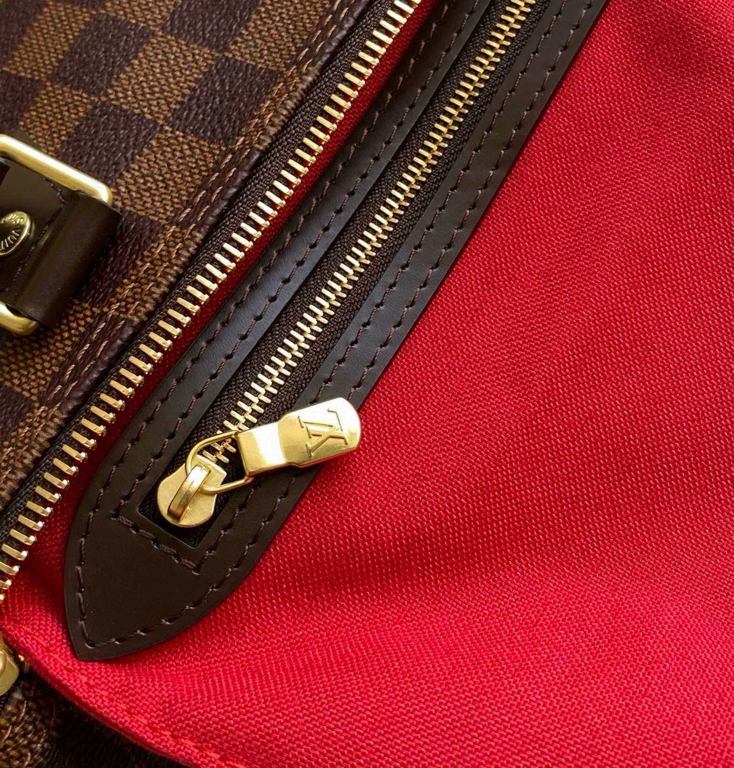 💰700 (strapless version) Top Original N41365 SPEEDY 25 Handbag This compact urban handbag is made of elegant Damier canvas. The Speedy 25 bag complements any outfit and adds a chic touch. Detailed Features 25 x 19 x 15 cm (Length x Height x Width) Shiny gold-tone brass hardware Textile lining Signature Louis Vuitton Speedy styling Leather trim Handles: Double handle