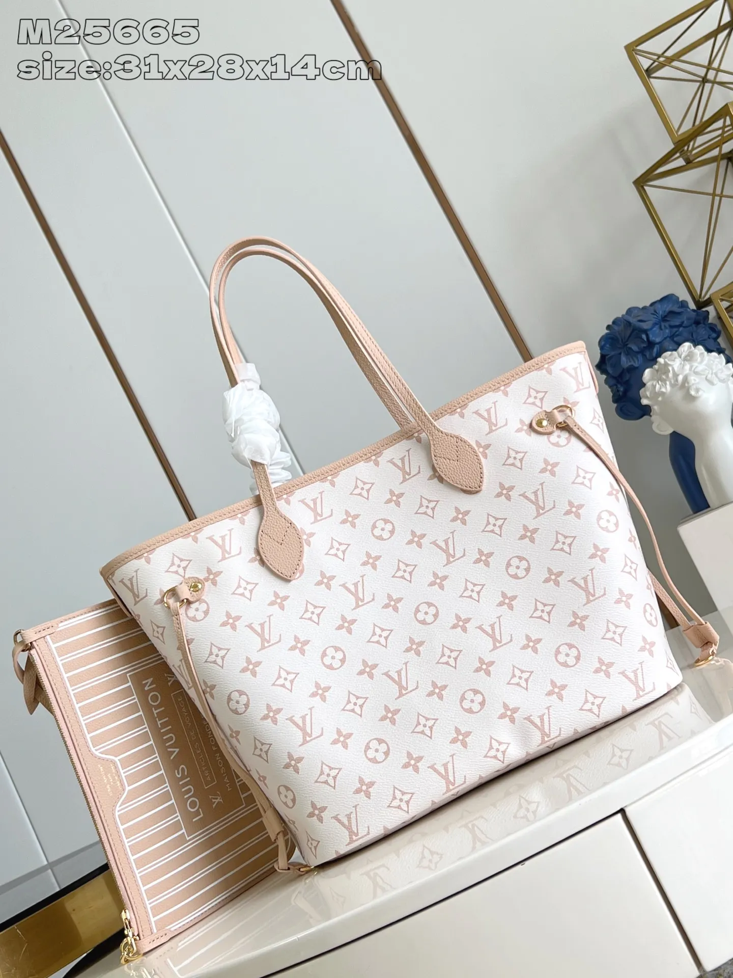 💰1020 Top original in-home real shot M25665] This double-sided design Neverfull Inside Out MM is the perfect bag for work and weekend travel. One side is made of Monogram Dune canvas, and the other side is made of smooth Hazelnut leather, embellished with gold metal parts. The bag is roomy enough to hold a laptop and other daily essentials, and has straps and hooks on the sides for easy adjustment, while a removable zipper organizer can be used to store smaller items. 31 x 28 x 14 cm (length x height x width)