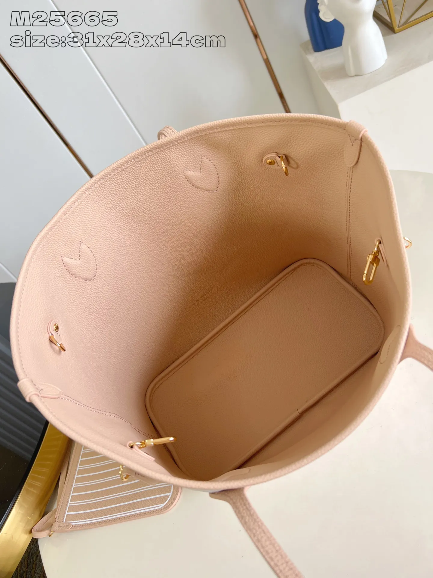 💰1020 Top original in-home real shot M25665] This double-sided design Neverfull Inside Out MM is the perfect bag for work and weekend travel. One side is made of Monogram Dune canvas, and the other side is made of smooth Hazelnut leather, embellished with gold metal parts. The bag is roomy enough to hold a laptop and other daily essentials, and has straps and hooks on the sides for easy adjustment, while a removable zipper organizer can be used to store smaller items. 31 x 28 x 14 cm (length x height x width)
