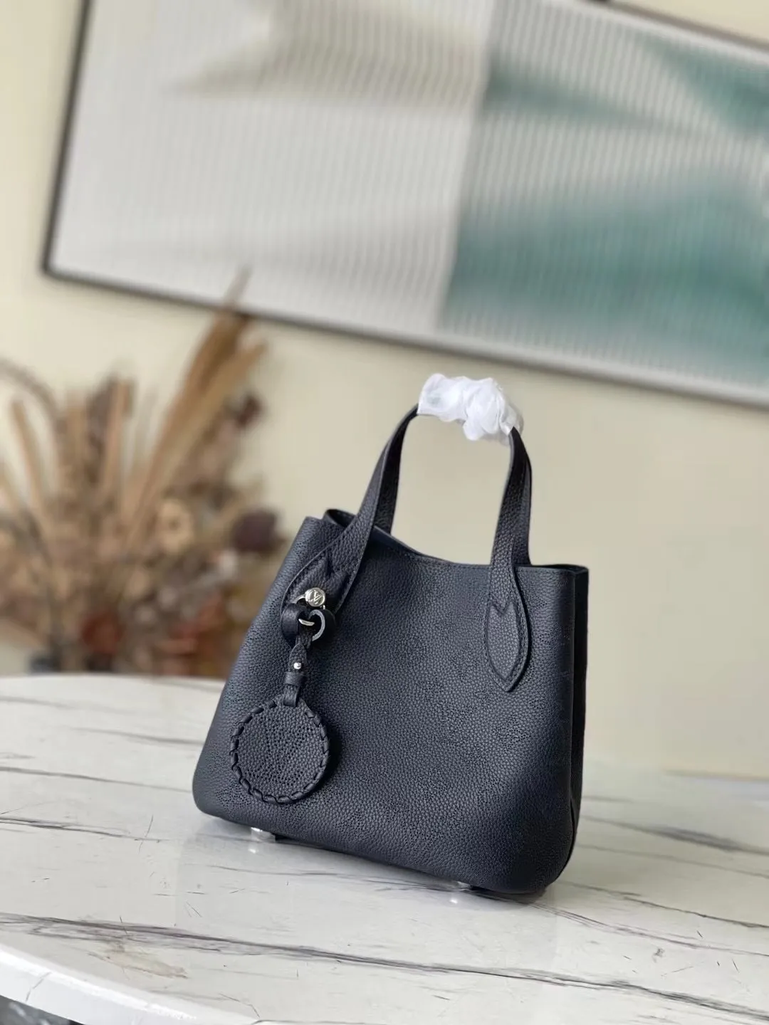 💰1060 (top-grain leather) top-quality original M21848 black Blossom small handbag is made of engraved and perforated cow leather, interpreting practical functions in a leisurely style. The inner compartment is equipped with a detachable zipper bag to easily accommodate daily needs; the handle is convenient for carrying by hand or elbow, and the detachable and adjustable shoulder strap adds shoulder and cross-body options. Dimensions: 20 x 20 x 12.5 cm