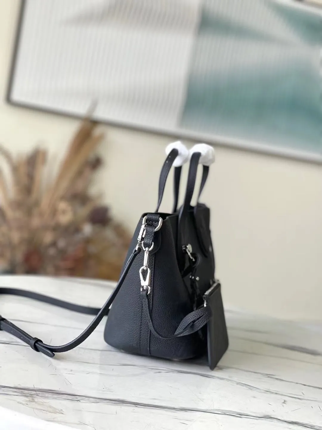 💰1060 (top-grain leather) top-quality original M21848 black Blossom small handbag is made of engraved and perforated cow leather, interpreting practical functions in a leisurely style. The inner compartment is equipped with a detachable zipper bag to easily accommodate daily needs; the handle is convenient for carrying by hand or elbow, and the detachable and adjustable shoulder strap adds shoulder and cross-body options. Dimensions: 20 x 20 x 12.5 cm