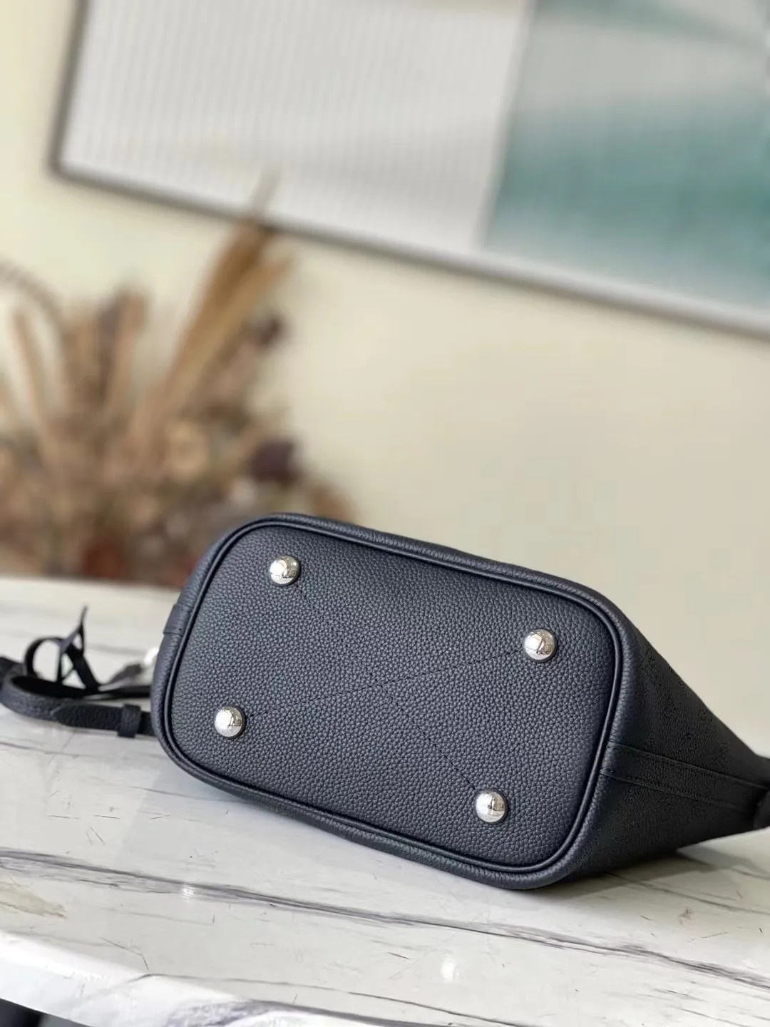 💰1060 (top-grain leather) top-quality original M21848 black Blossom small handbag is made of engraved and perforated cow leather, interpreting practical functions in a leisurely style. The inner compartment is equipped with a detachable zipper bag to easily accommodate daily needs; the handle is convenient for carrying by hand or elbow, and the detachable and adjustable shoulder strap adds shoulder and cross-body options. Dimensions: 20 x 20 x 12.5 cm