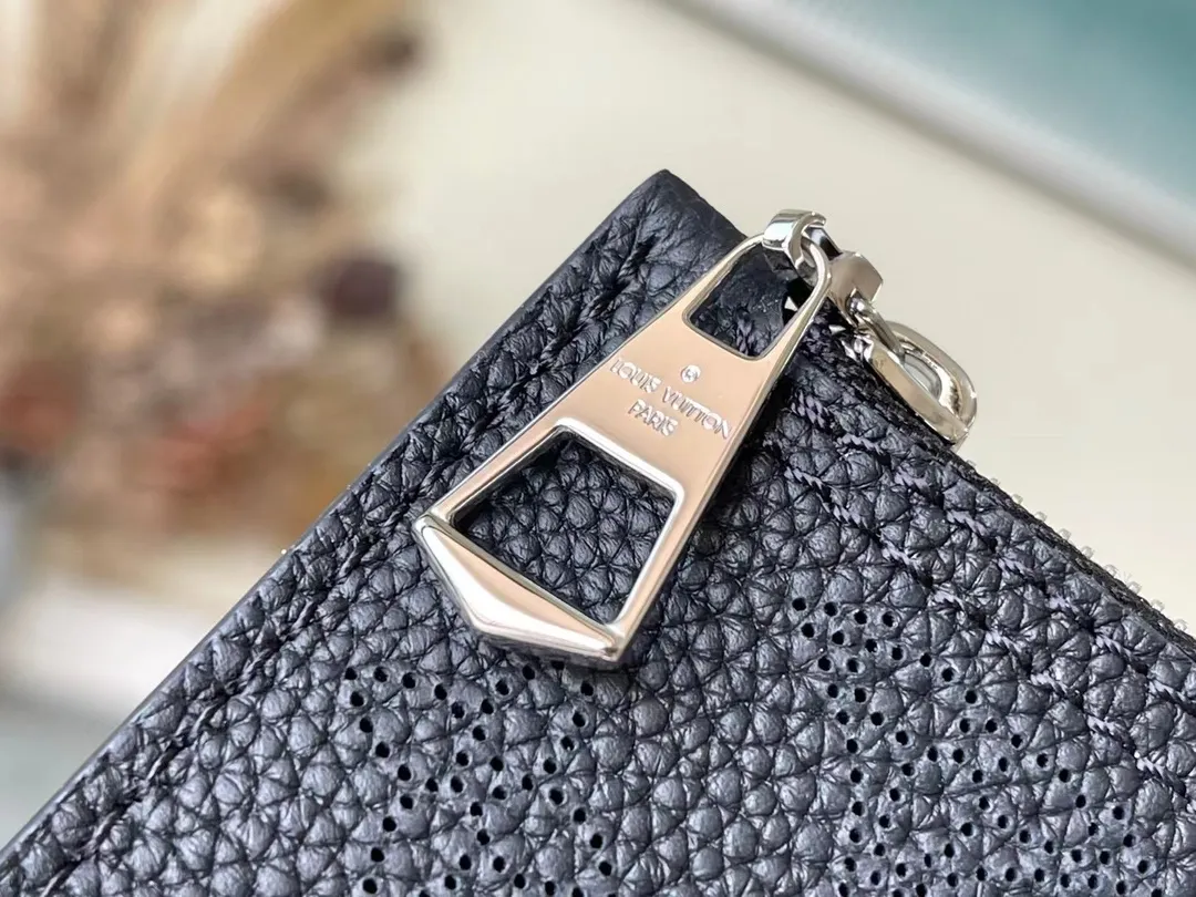 💰1060 (top-grain leather) top-quality original M21848 black Blossom small handbag is made of engraved and perforated cow leather, interpreting practical functions in a leisurely style. The inner compartment is equipped with a detachable zipper bag to easily accommodate daily needs; the handle is convenient for carrying by hand or elbow, and the detachable and adjustable shoulder strap adds shoulder and cross-body options. Dimensions: 20 x 20 x 12.5 cm