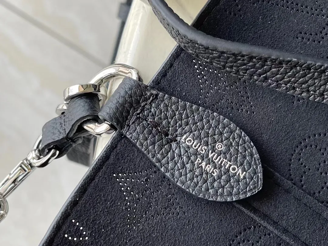 💰1060 (top-grain leather) top-quality original M21848 black Blossom small handbag is made of engraved and perforated cow leather, interpreting practical functions in a leisurely style. The inner compartment is equipped with a detachable zipper bag to easily accommodate daily needs; the handle is convenient for carrying by hand or elbow, and the detachable and adjustable shoulder strap adds shoulder and cross-body options. Dimensions: 20 x 20 x 12.5 cm