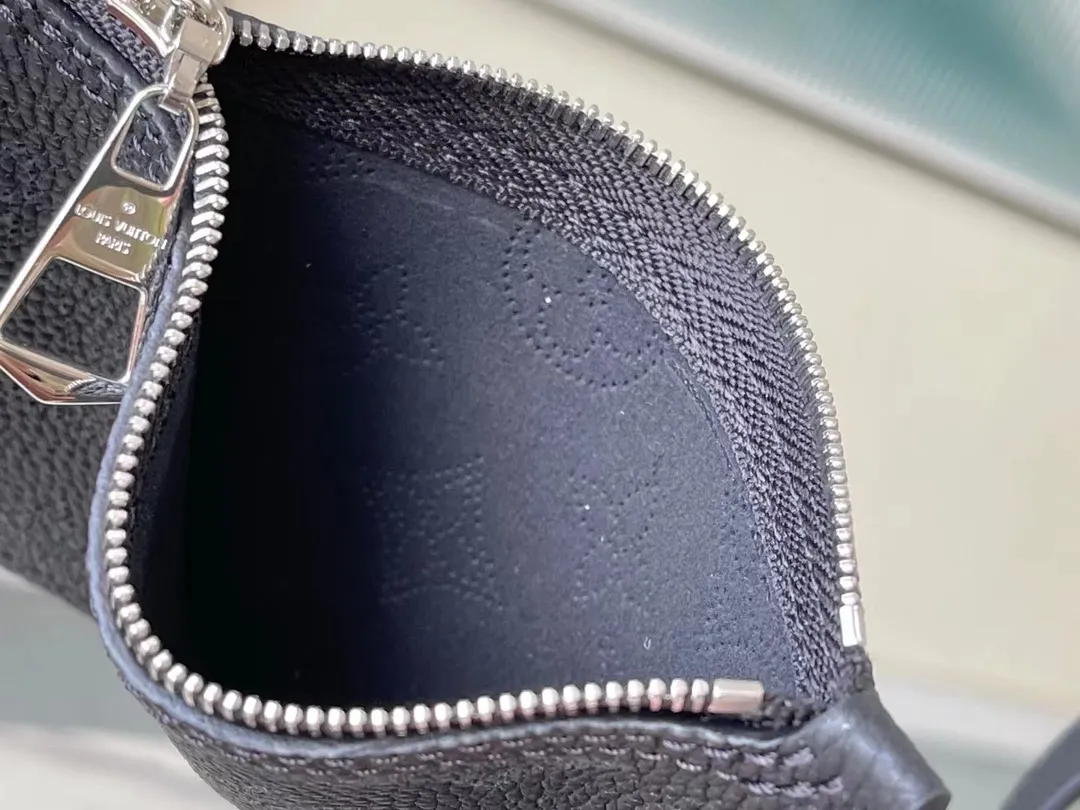 💰1060 (top-grain leather) top-quality original M21848 black Blossom small handbag is made of engraved and perforated cow leather, interpreting practical functions in a leisurely style. The inner compartment is equipped with a detachable zipper bag to easily accommodate daily needs; the handle is convenient for carrying by hand or elbow, and the detachable and adjustable shoulder strap adds shoulder and cross-body options. Dimensions: 20 x 20 x 12.5 cm
