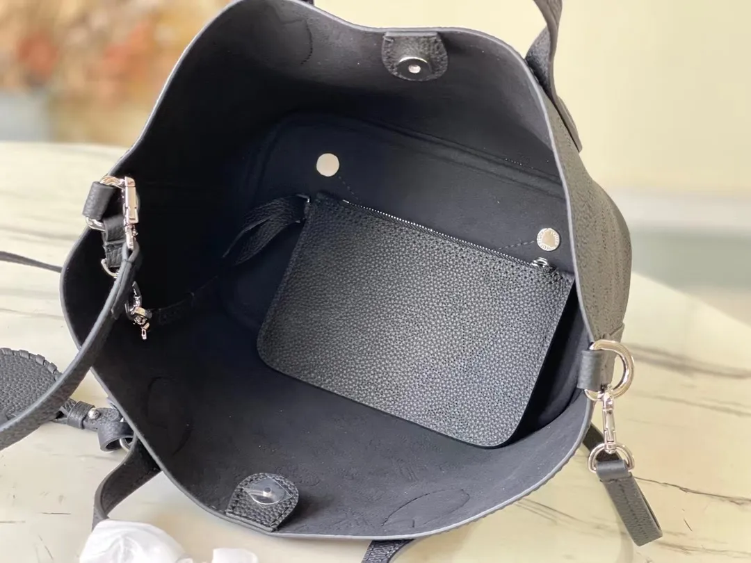 💰1060 (top-grain leather) top-quality original M21848 black Blossom small handbag is made of engraved and perforated cow leather, interpreting practical functions in a leisurely style. The inner compartment is equipped with a detachable zipper bag to easily accommodate daily needs; the handle is convenient for carrying by hand or elbow, and the detachable and adjustable shoulder strap adds shoulder and cross-body options. Dimensions: 20 x 20 x 12.5 cm