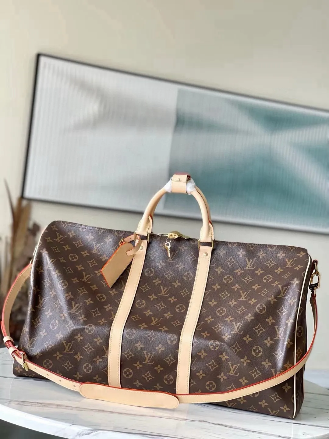 💰1040 (55 size) top original M41414 presbyopic yellow leather, spacious capacity, flexible use. Durable, safe and reliable. Fashionable style, mature and stable. Features a secure double zipper and padlock, making it perfect for business or pleasure. Dimensions: 55 × 31 × 26 cm