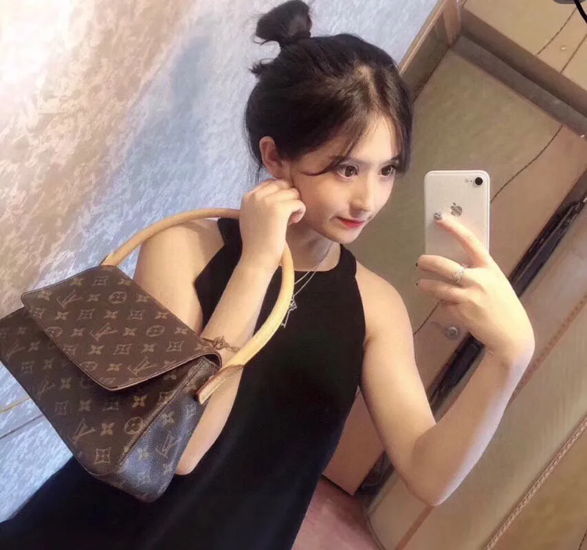 Batch 300💰🔥supermodel bella’s same style🔥🔥LV round handle shoulder bag! 51147 exclusive ⛱️delivery wide shoulder strap! 🔥A very attractive and practical bag! ! looping series A rare round handle shoulder bag from Lvjia! Very chic ❤️❤️ The inside is made of brown cloth, so you won’t be afraid of aging no matter how long you store it! The capacity is sufficient. You can recite the style of a big name in minutes. Size: 28-18-9 without handle