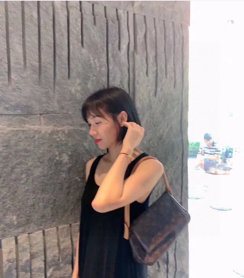 Batch 300💰🔥supermodel bella’s same style🔥🔥LV round handle shoulder bag! 51147 exclusive ⛱️delivery wide shoulder strap! 🔥A very attractive and practical bag! ! looping series A rare round handle shoulder bag from Lvjia! Very chic ❤️❤️ The inside is made of brown cloth, so you won’t be afraid of aging no matter how long you store it! The capacity is sufficient. You can recite the style of a big name in minutes. Size: 28-18-9 without handle