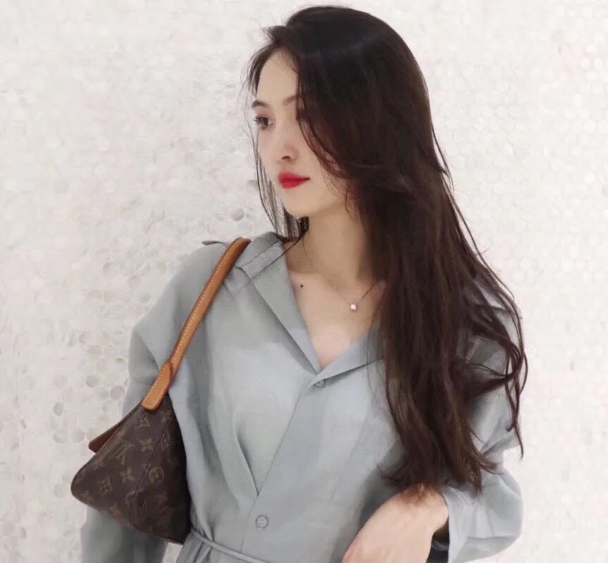 Batch 300💰🔥supermodel bella’s same style🔥🔥LV round handle shoulder bag! 51147 exclusive ⛱️delivery wide shoulder strap! 🔥A very attractive and practical bag! ! looping series A rare round handle shoulder bag from Lvjia! Very chic ❤️❤️ The inside is made of brown cloth, so you won’t be afraid of aging no matter how long you store it! The capacity is sufficient. You can recite the style of a big name in minutes. Size: 28-18-9 without handle