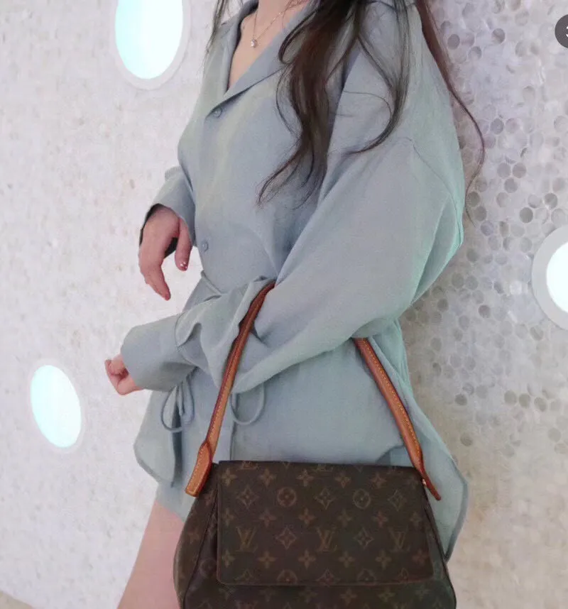 Batch 300💰🔥supermodel bella’s same style🔥🔥LV round handle shoulder bag! 51147 exclusive ⛱️delivery wide shoulder strap! 🔥A very attractive and practical bag! ! looping series A rare round handle shoulder bag from Lvjia! Very chic ❤️❤️ The inside is made of brown cloth, so you won’t be afraid of aging no matter how long you store it! The capacity is sufficient. You can recite the style of a big name in minutes. Size: 28-18-9 without handle