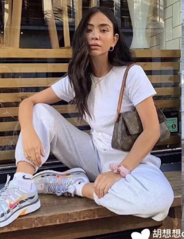 Batch 300💰🔥supermodel bella’s same style🔥🔥LV round handle shoulder bag! 51147 exclusive ⛱️delivery wide shoulder strap! 🔥A very attractive and practical bag! ! looping series A rare round handle shoulder bag from Lvjia! Very chic ❤️❤️ The inside is made of brown cloth, so you won’t be afraid of aging no matter how long you store it! The capacity is sufficient. You can recite the style of a big name in minutes. Size: 28-18-9 without handle