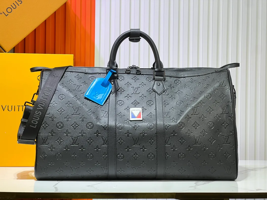 Batch 460💰M41416 This Keepall Sport travel bag is from the 37th America's Cup series and is made of waterproof Monogram Storm canvas embossed with a delicate Monogram pattern. Dynamic colorways, moisture-resistant zippers and LV quick-release buckles echo the nautical style, while a detachable shoulder strap and top handle provide multiple carrying options. Size: 50x29x23cm