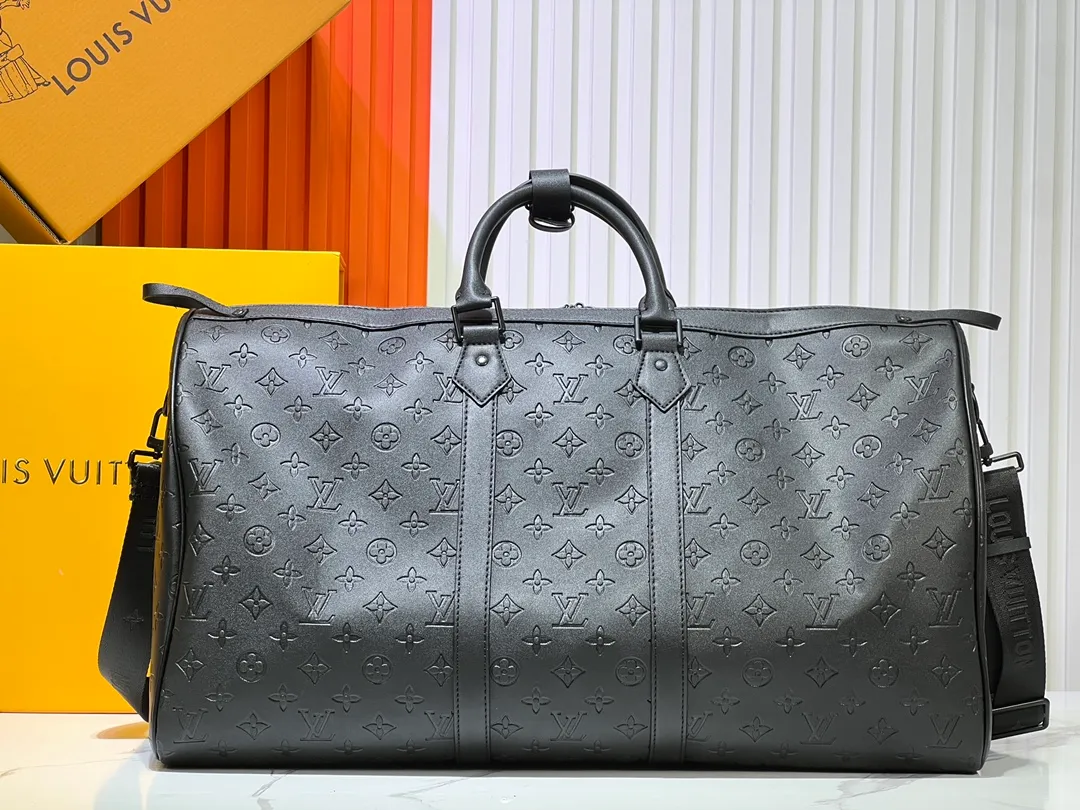 Batch 460💰M41416 This Keepall Sport travel bag is from the 37th America's Cup series and is made of waterproof Monogram Storm canvas embossed with a delicate Monogram pattern. Dynamic colorways, moisture-resistant zippers and LV quick-release buckles echo the nautical style, while a detachable shoulder strap and top handle provide multiple carrying options. Size: 50x29x23cm