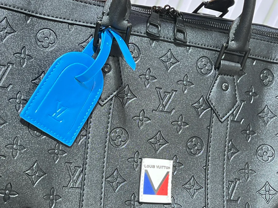 Batch 460💰M41416 This Keepall Sport travel bag is from the 37th America's Cup series and is made of waterproof Monogram Storm canvas embossed with a delicate Monogram pattern. Dynamic colorways, moisture-resistant zippers and LV quick-release buckles echo the nautical style, while a detachable shoulder strap and top handle provide multiple carrying options. Size: 50x29x23cm